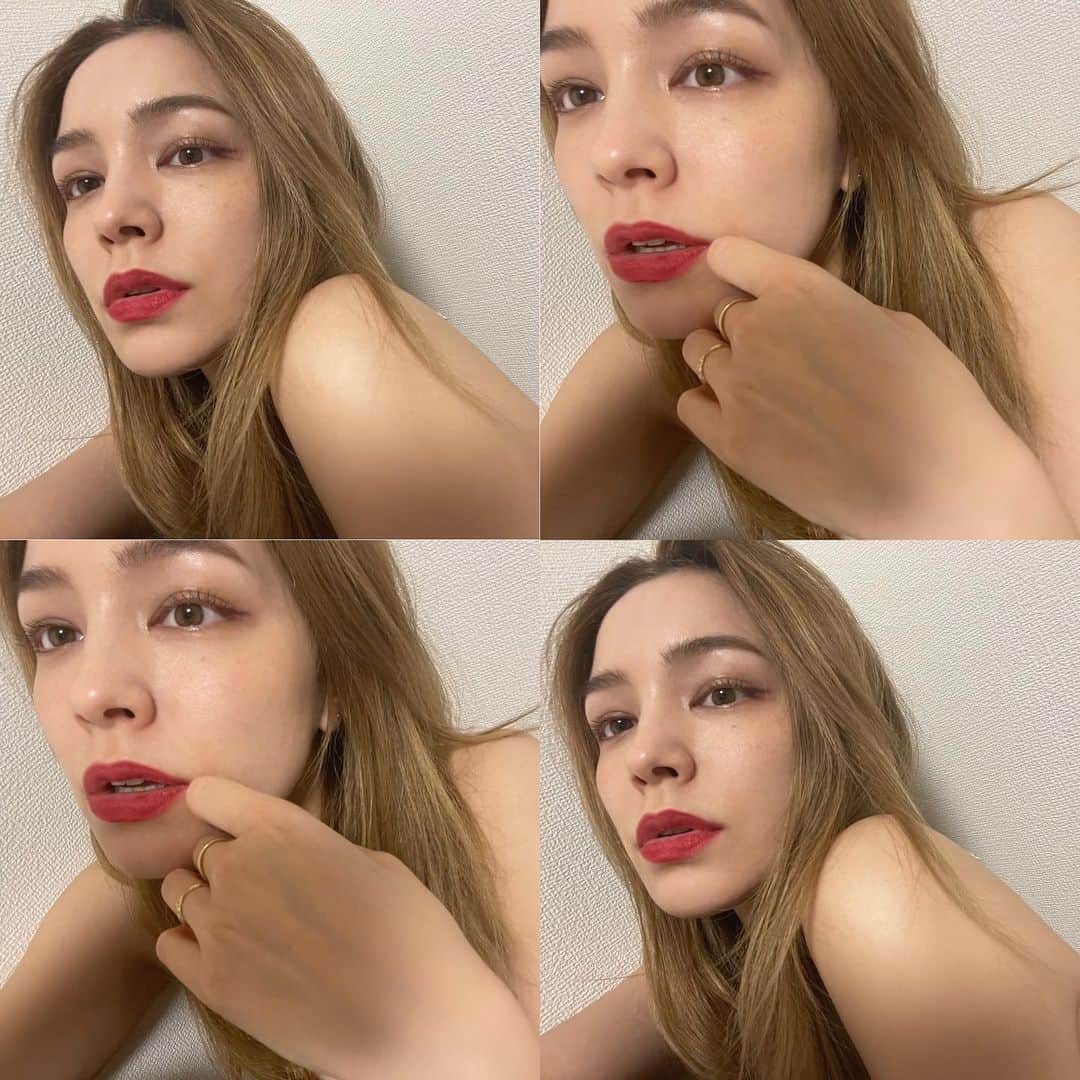 ステファニーのインスタグラム：「🌹🌹🌹 お正月明けでまだ気持ちはゆったりだし 世の中もこんな感じけど リップひとつで気持ちが上がる 女性に生まれてよかった！  アルマーニのクッションファンデ すごく自然なのにカバー力もあるし、このリップ 大好きなマットだけどパサつかなくて、素晴らしい。  #love #makeup #beauty #cosmetics #armanibeauty #giorgioarmanibeauty」