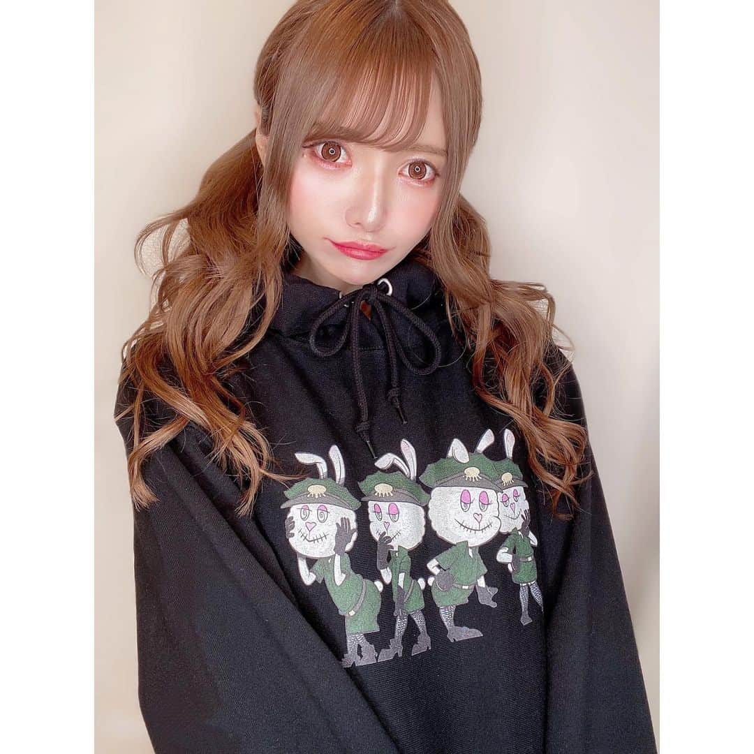 りのにゃんのインスタグラム：「+ .*ʚ♡ɞ*.+ﾟ﻿ ﻿ ﻿ ﻿ うさぎさんパーカーかわいい🐰🐰🐰  裏起毛でもこもこであたたかいから 寒い今の時期に活躍してるよ♥️ ﻿ @clowncrown_official  ﻿  ﻿ ﻿ ﻿  #東京﻿#歌舞伎町#池袋#水商売#キャバクラ#キャバ嬢 #ホスト#プリンスグループ#池袋redshoes#カジュアルファッションファッション#パーカー女子#パーカーコーデ#ビッグシルエット#オーバーサイズ#韓国ファッション#量産型コーデ #病みかわいい#ぴえん#ツインテール#followme#いいね返し  ﻿  ﻿ ﻿」