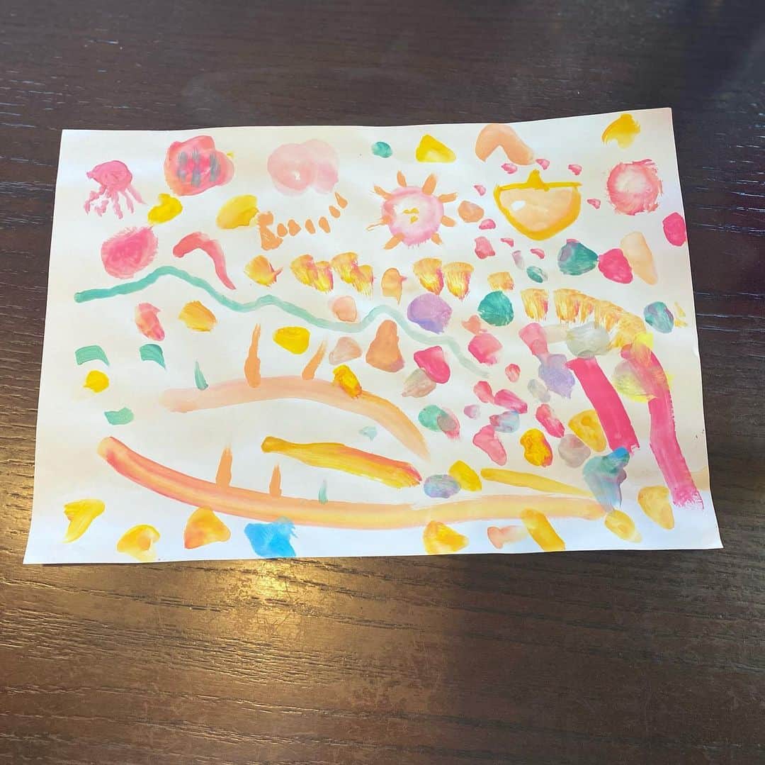 徳重杏奈のインスタグラム：「🎨﻿ 絵の具じかん。﻿ 「あんなも描いて」と言われたので ところどころ参加していますが﻿ 2歳8ヶ月の姪﻿ とっても上手です✨﻿ ﻿ 顔のある絵はわたし作。﻿ 絵が上手になりたかったな…﻿ ﻿ ﻿ ﻿ #おば活 #おばバカ #ネコとイカとタコとゆず #姪っ子 #名古屋 #アナウンサー #徳重杏奈﻿」