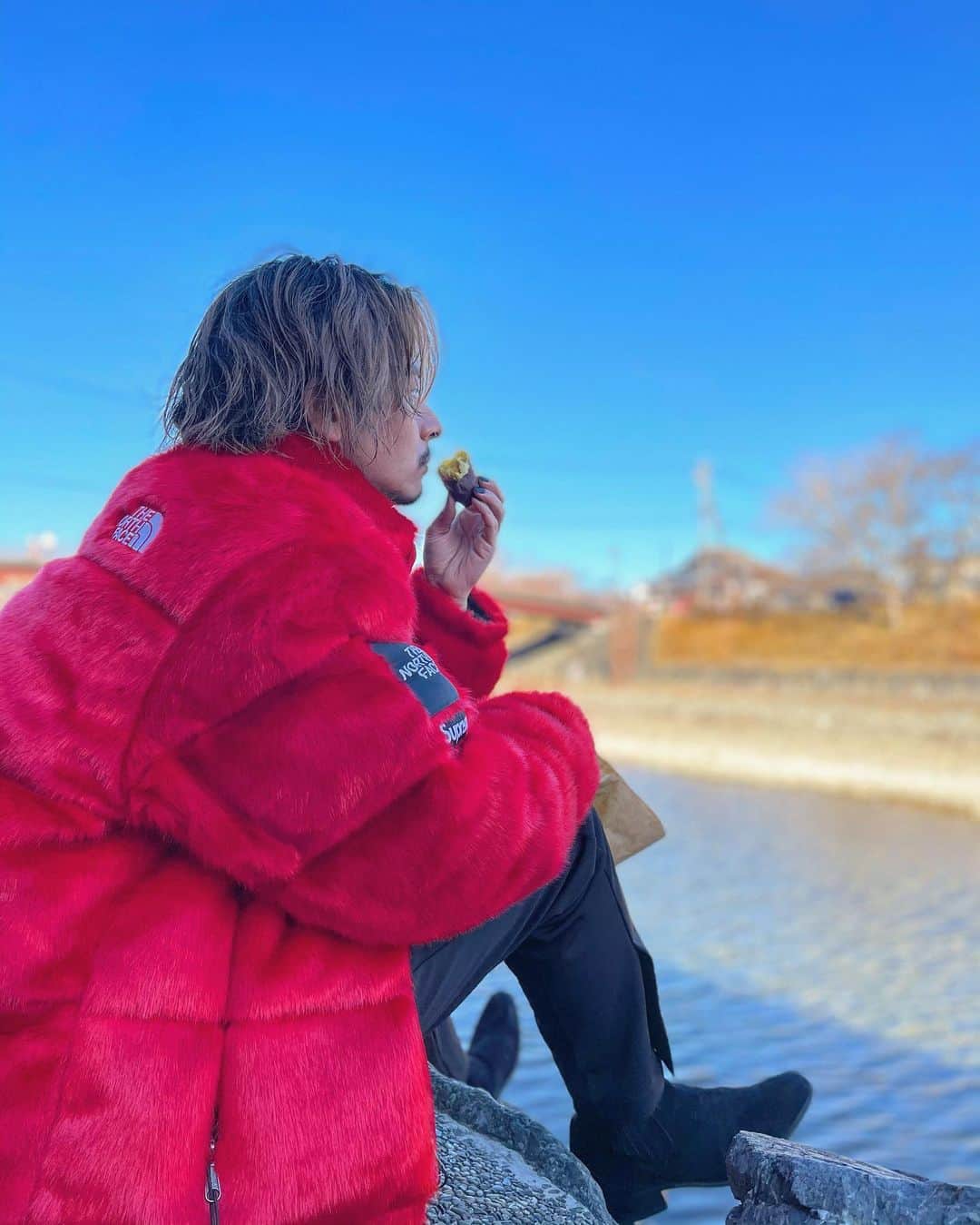加代憲康のインスタグラム：「最近、自分の枠をぶっ壊すことを してます。 俺はこんなもんだ。 俺って。 私って。 って枠作っちゃうから それを壊してます。  社員のみんなが頑張ってくれてる環境 だからこそ、僕はもっと守れる力つけます。  今年はさらに新しいことを 始めるから。  今のままではダメなんです。  だから行動し、挫折もし、自分を 高めていくことに時間を使ってます。  本当反省の日々だけど こんな時代だからこそ 変わります。」