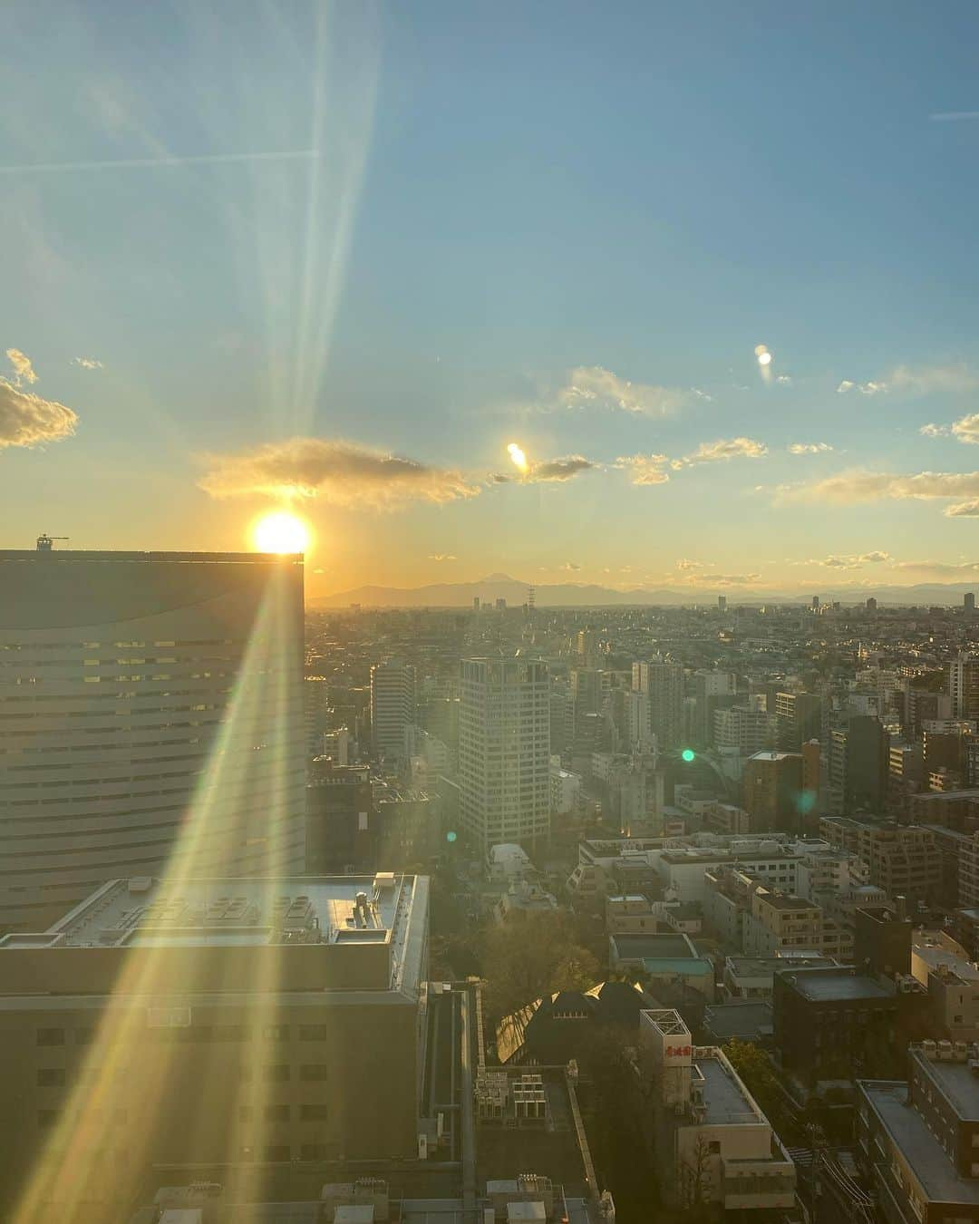 矢野未希子さんのインスタグラム写真 - (矢野未希子Instagram)「今日は事務所でお仕事✍️  最高の景色撮れたからみんなにシェア🌅」1月9日 19時42分 - mikko1104