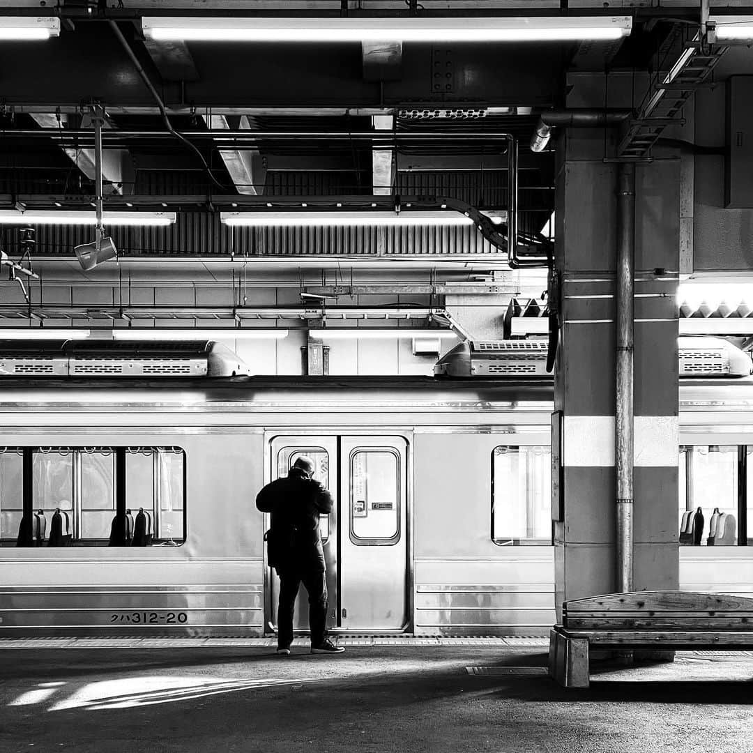 naotakeのインスタグラム：「到着 - Arrival / iPhone 12 Pro Max & Snapseed, 20210110 . . GoToイートのポイント期限が迫っているため、近所の中華で井之頭五郎になる。 . . #spicollective #royalsnappingartists #infamous_family #rsa_main #infinity_photo_cult #jp_gallery_member #jp_gallery_bnw #trb_bnw #wp_bnw  #bnw_life #bnwlife_member #bnw_life_shots #bnw_captures #world_bnw #top_bnw #team_jp_ #team_jp_モノクロ #ig_energy_bw #ig_nihon #streetphotographybnw #igersjp #blackandwhite #bnw #bnwphoto #monochrome #bw #bnwphotography #ShotOniPhone #shotoniphone12promax」