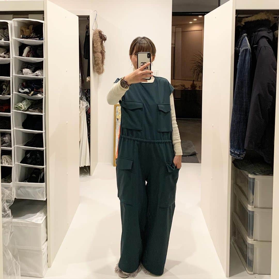 mitsuxmitsu24のインスタグラム：「Make sure you keep warm! * * オーバーサイズのオールインワンなら 中に色々着込めるから冬は出番多め。 ひとつだけ難を言うなら、トイレに時間がかかることかなw * * #outfit #outfitoftheday #ootd #toocold  #mm6 #masionmargiela  #何枚着てるでしょう #防寒対策  #冷えは大敵」