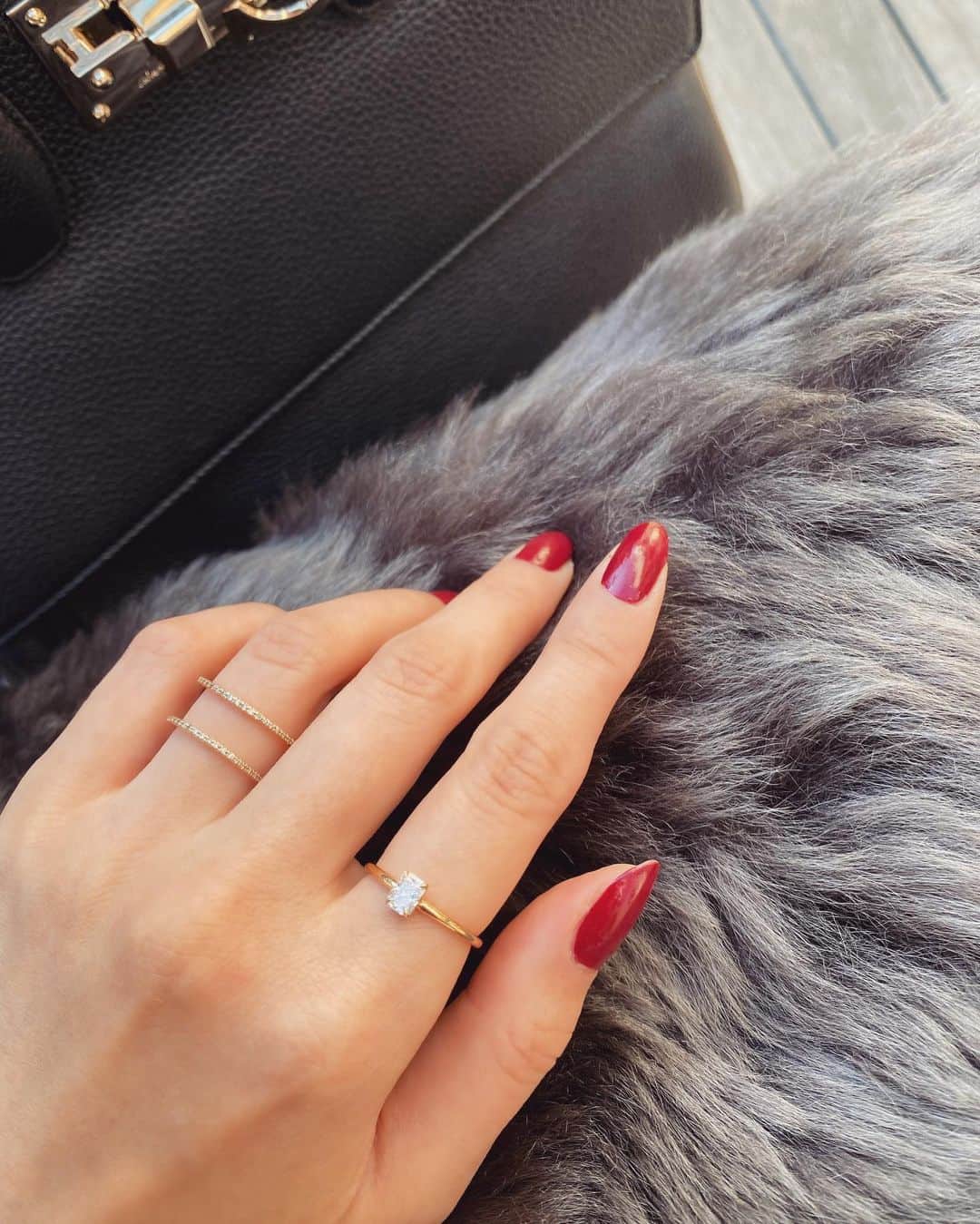 のインスタグラム：「・ #ringofsupport ↑ このタグを付けて @moissanite.brillar をタグ付けし 自身のリング💍やイラスト、リングにまつわる写真を投稿すると 江戸川区に新設される児童養護施設「江戸川つむぎの家」へ500円が寄付されるという素敵な取り組みを @moissanite.brillar さんが行っています。 私もその取り組みに賛同したので 大切なリングの写真を✨ ・ ・ 左: @blanciris_official  COMETの二連は、いつも身に付けているお気に入りのリング。  右: @moissanite.brillar 無駄のないシンプルなデザインに惹かれて、最近仲間入りしました。 このふたつを一緒に付けていることが多いです✨ ・ ・ 皆さんもぜひ大切なリングの写真をアップして、素敵な取り組みを広げていただけたら嬉しいです😌 詳しくは @moissanite.brillar のチャリティーキャンペーンのポストをご覧ください。」