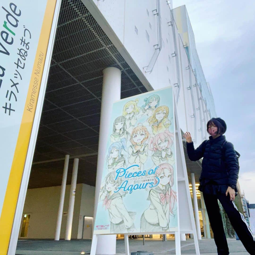 畑亜貴のインスタグラム：「沼津で開催された「ラブライブ！サンシャイン!! 5周年展示会 -Pieces of Aqours 」、始まりから今までの思い出が胸を駆け抜けました。  一部撮影可だったので写真を。ペットボトルキャップアートが昔のゲームみたいで可愛い！黒板アート素敵過ぎる！千歌ちゃんの昭和な部屋愛おしい！  楽しい展示会でした🥰」