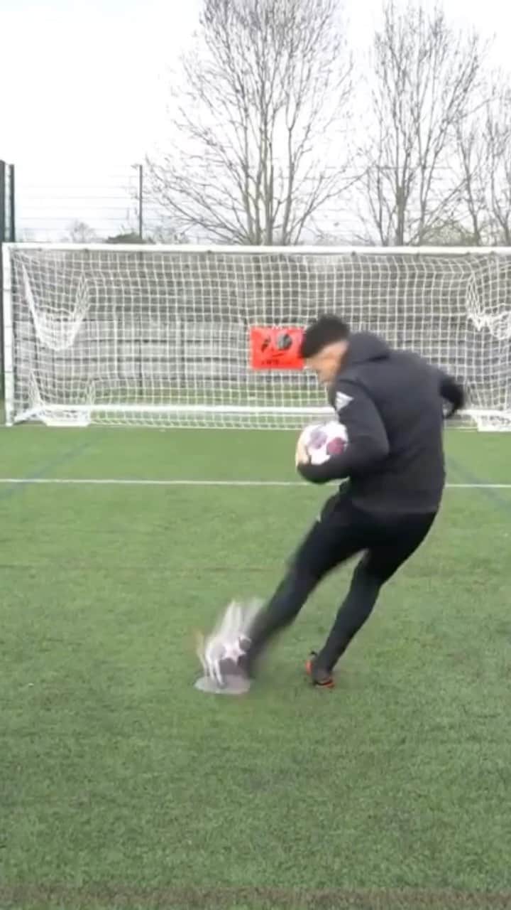 F2Freestylersのインスタグラム：「“Well that’s 2 in the bag” ⚽️⚽️😂  #football #footballskills #footballtricks #penalty #messi #ronaldo #mbappe #reels #neymar」