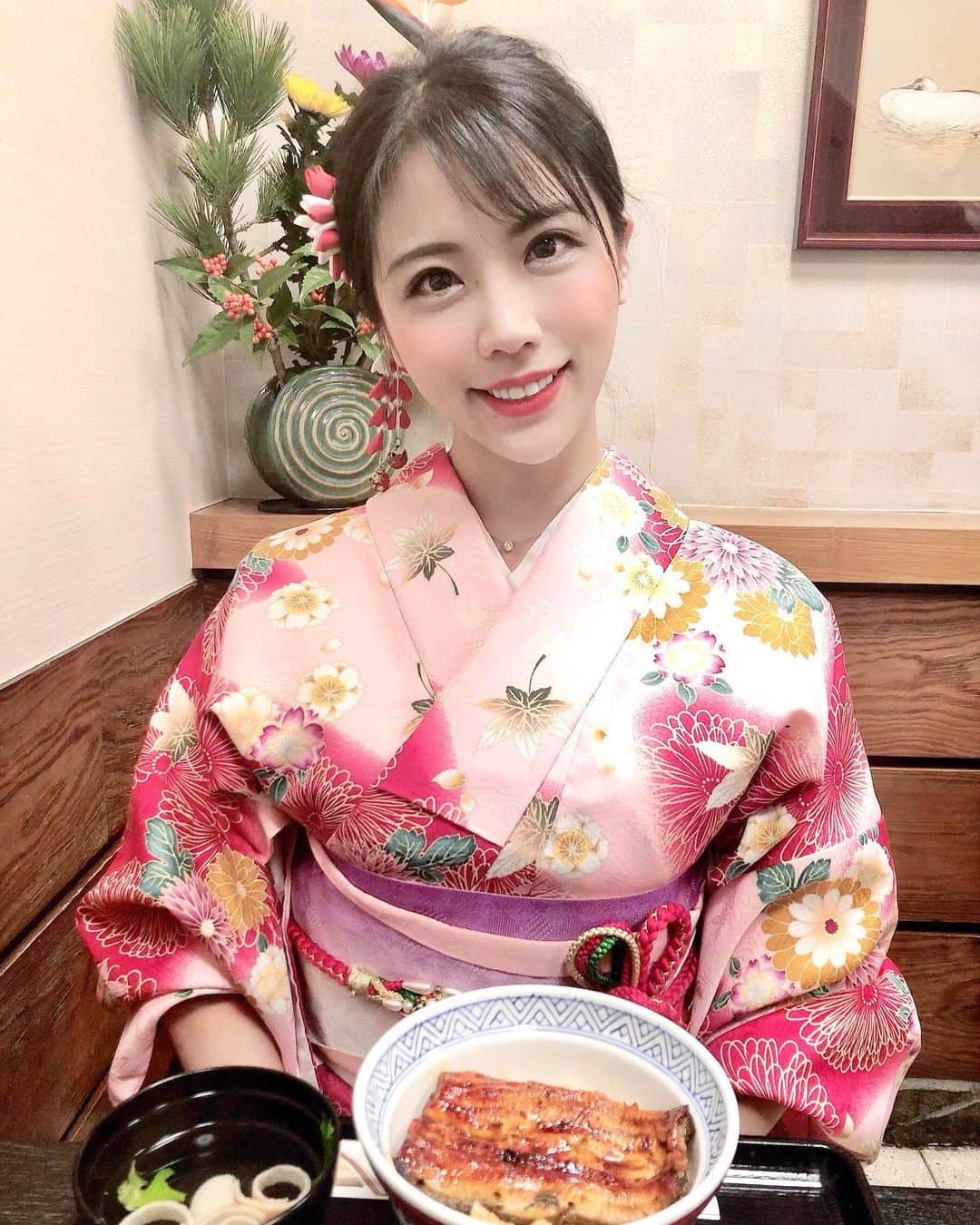 のインスタグラム：「うなぎと着物とわたし🤤  #浅草#うなぎ#絶品 #旨い #夜ご飯 #グルメ　#グルメ好きな人と繋がりたい #グルメスタグラム #グルメ女子#ランチ#夜ご飯#日本料理#followme#followforfollowback#鰻#浅草ランチ#浅草グルメ#鰻重#followforfollowback #followｍe #浅草#浅草寺#着物#浅草#着物レンタル#japan#kimono #浅草着物レンタル #浅草浴衣レンタル #東京着物レンタル #江戸和装工房雅 #pr」
