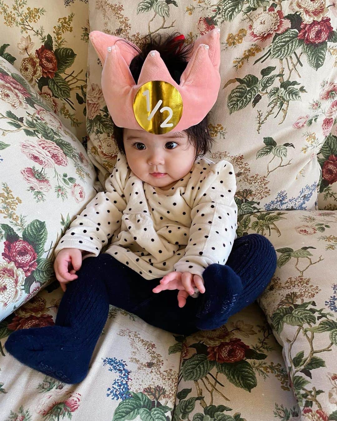 北澤 宏美さんのインスタグラム写真 - (北澤 宏美Instagram)「👑💖👑💖👑💖👑 記念写真。おばあちゃまからピンクの王冠プレゼント👸🏼 おめでとう大きくなったね 毎日ありがとう🍀  #ハーフバースデー #6ヶ月ベビー #baby #babygirl #女の子ベビー #記念写真」1月9日 19時45分 - romihy58