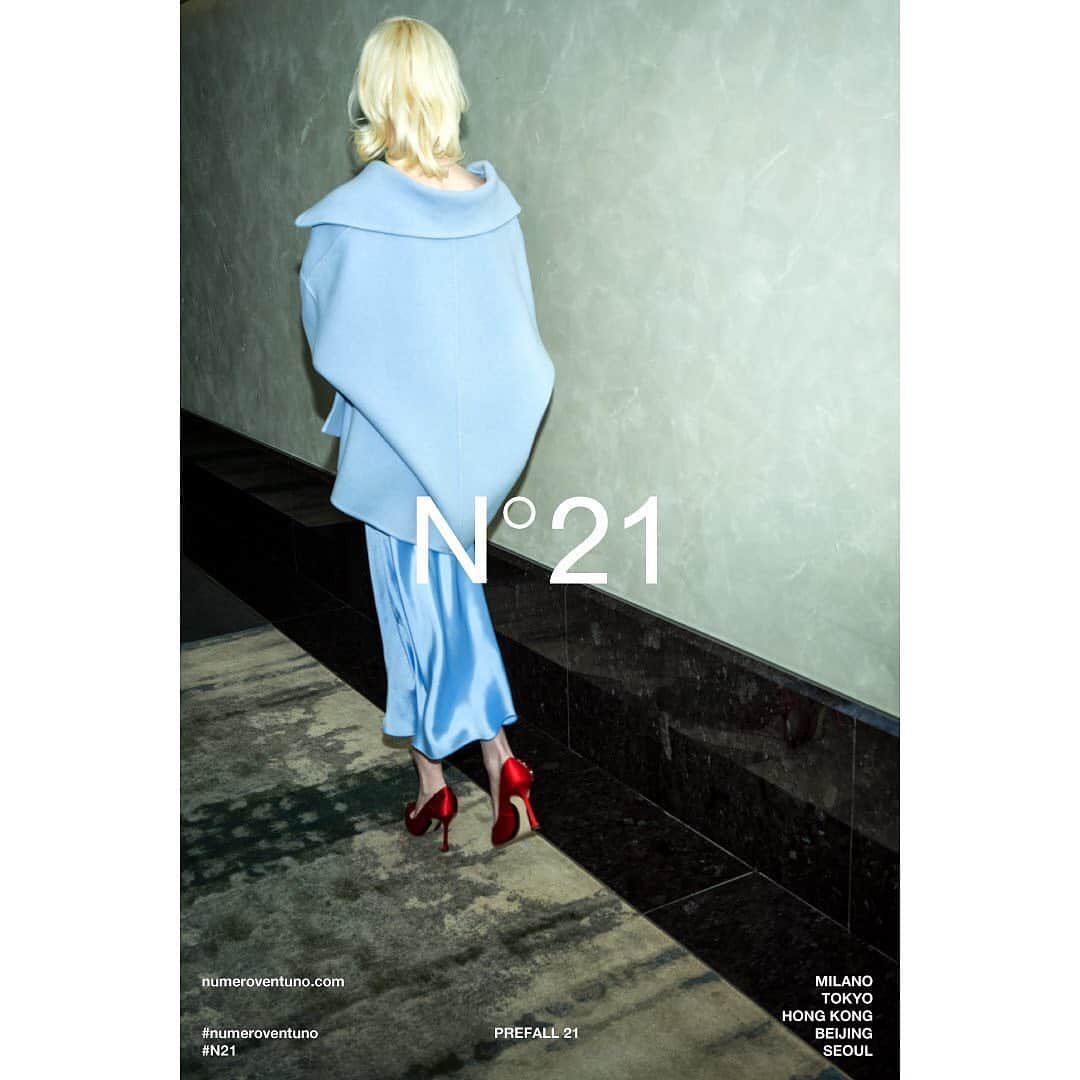 のインスタグラム：「N21 Pre-Fall 2021 Collection Sneak Peek  #ヌメロヴェントゥーノ 2021秋冬プレコレクション  来週ミラノから弊社にコレクションが届きます。 たのしみー♡  #repost @numeroventuno ・・・ Photography @benassijacopo  Styling @margheritamoro Model @foxylizabet  Hair @paolosoffiatti  MU @lucianochiarello Casting @andrea_prato Venue @excelsiorhotelgallia #N21 #numeroventuno #alessandrodellacqua #N21PreFall21  #izastagram」
