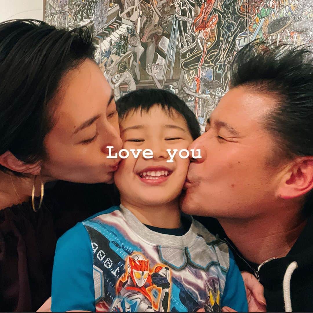 神山まりあさんのインスタグラム写真 - (神山まりあInstagram)「Love you💋💋💋  #family  #weddinganniversary  #stayhomestaysafe」1月9日 19時45分 - mariakamiyama