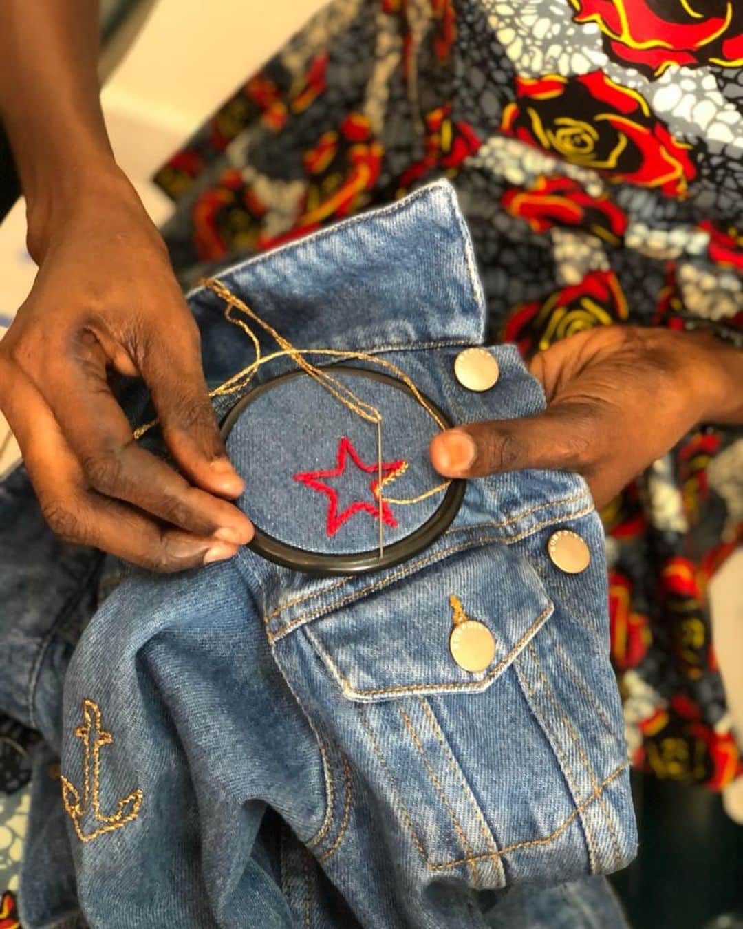 bonpointさんのインスタグラム写真 - (bonpointInstagram)「Cherrysh the know-how ❣️ Discover the Bonpoint x CSAO hippie chic wardrobe. CSAO enhances ancestral techniques, highlighting the noble and rigorous work of embroiderers from Dakar or Gorée Island in a climate of trust. Discover the collection and more about CSAO > link in bio and @ondine_csao  📸 by Ondine Saglio #bonpoint #csao #bonpointxcsao #cherrysh #cherryshpeople」1月9日 19時51分 - bonpoint