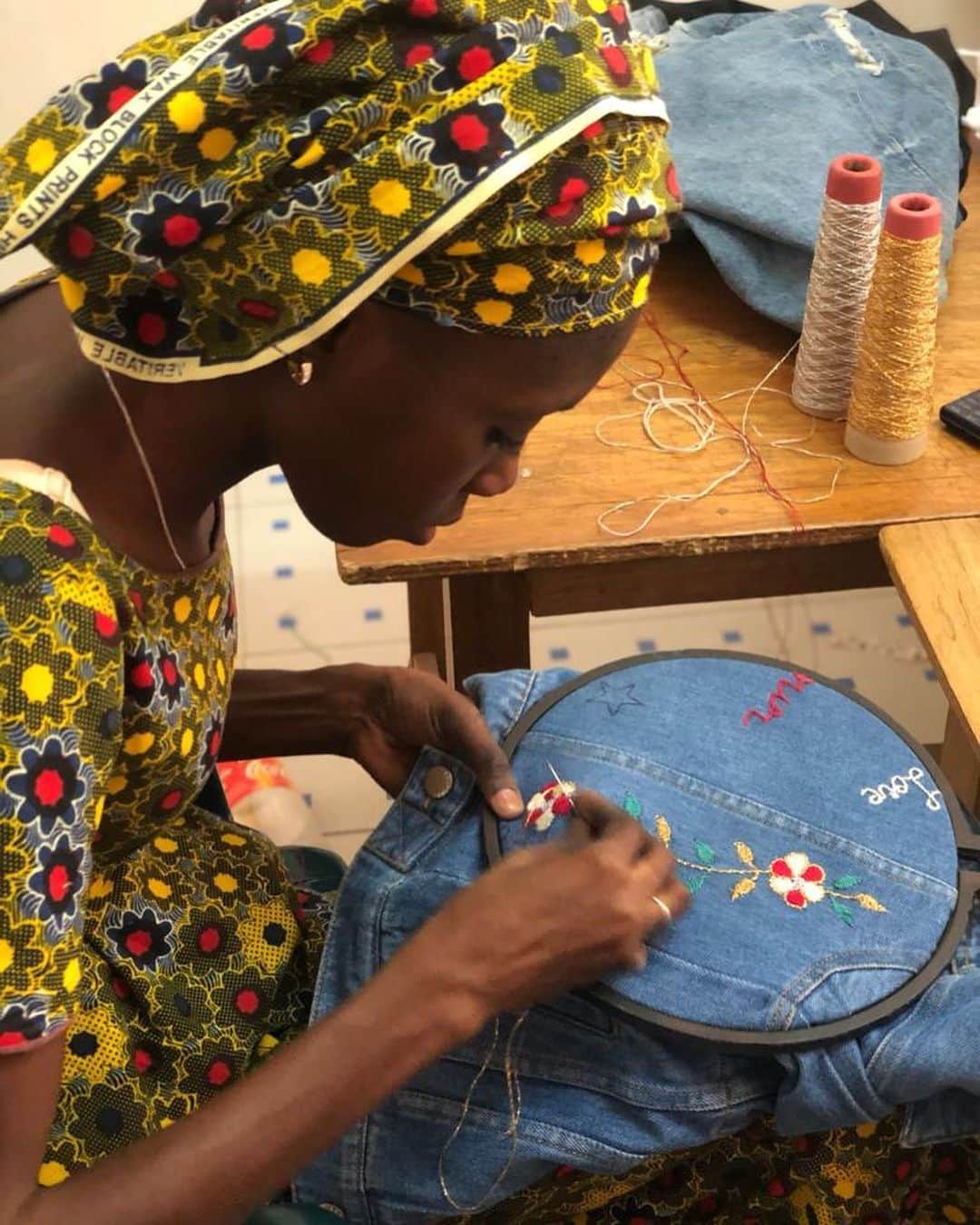 bonpointさんのインスタグラム写真 - (bonpointInstagram)「Cherrysh the know-how ❣️ Discover the Bonpoint x CSAO hippie chic wardrobe. CSAO enhances ancestral techniques, highlighting the noble and rigorous work of embroiderers from Dakar or Gorée Island in a climate of trust. Discover the collection and more about CSAO > link in bio and @ondine_csao  📸 by Ondine Saglio #bonpoint #csao #bonpointxcsao #cherrysh #cherryshpeople」1月9日 19時51分 - bonpoint