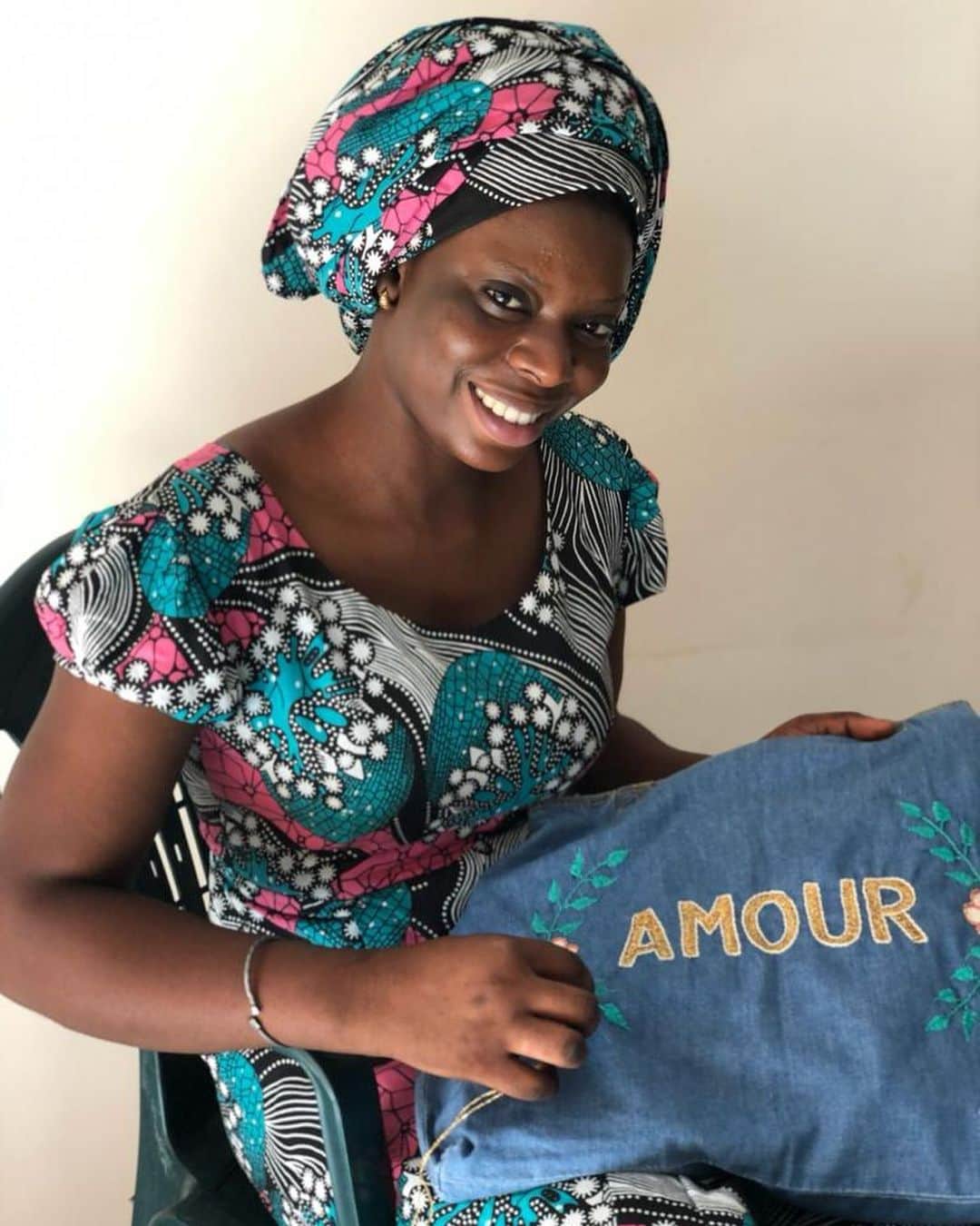 bonpointさんのインスタグラム写真 - (bonpointInstagram)「Cherrysh the know-how ❣️ Discover the Bonpoint x CSAO hippie chic wardrobe. CSAO enhances ancestral techniques, highlighting the noble and rigorous work of embroiderers from Dakar or Gorée Island in a climate of trust. Discover the collection and more about CSAO > link in bio and @ondine_csao  📸 by Ondine Saglio #bonpoint #csao #bonpointxcsao #cherrysh #cherryshpeople」1月9日 19時51分 - bonpoint