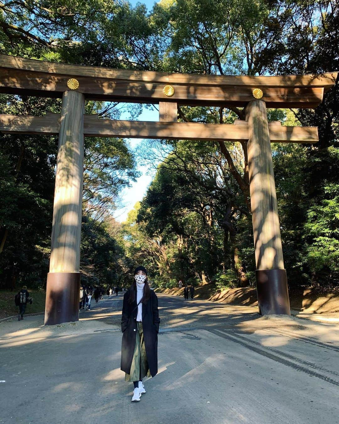 田中千絵さんのインスタグラム写真 - (田中千絵Instagram)「. 初詣にようやく行ってきました⛩️  土曜日だったので 最初は人混みの心配がありましたが、 とても閑散としていたので 安心して神様に 新年のご挨拶をすることができました。  みなさんきっと ご存知かと思いますが、 明治神宮のこの鳥居は、 台湾から運ばれてきた檜で奉納されたもの🌲🌲🌲 日本にも台湾と深い関わりがあるものが 身近にたくさんあるので、 いつでもどこでも 台湾を感じることができて嬉しいです。  2021年は「水の徳に学びましょう」と言う とても奥深い意義のあるおみくじを いただいてきました🙏🏻🙏🏻🙏🏻  しなやかに力強く 今年も頑張ろうと思いました^ ^ . Even while yielding to its container’s form, water too can pierce entirely through the hardest rock; such is its enduring strength. . 今天終於去神社今年第一個參拜⛩️  今天是星期六， 本來就很擔心人擠的問題， 還好神社裡面的人沒有很多， 所以能安心地跟神明說說話， 請祂保佑新年的平安。  很多人應該都會知道 明治神宮的這基鳥居的木材是 從台灣運過來的檜木🌲🌲🌲 日本也有好多跟台灣有關的東西， 所以隨時隨地都能感受到台灣在自己身邊的感覺， 真的覺得很開心。  2021年抽到第一個籤裡寫： 「上善如水」🙏🏻🙏🏻🙏🏻  今年也會繼續溫柔又堅定的態度去面對一切的^ ^ . . . #日本 #japan #東京 #tokyo  #明治神宮 #meijishrine  #明治神宮の鳥居は台湾檜  #明治神宮的鳥居  #台湾ひのき  #水の徳に学ぶ #上善如水  #台北と東京の生活  #中国語」1月9日 19時47分 - chietanaka817