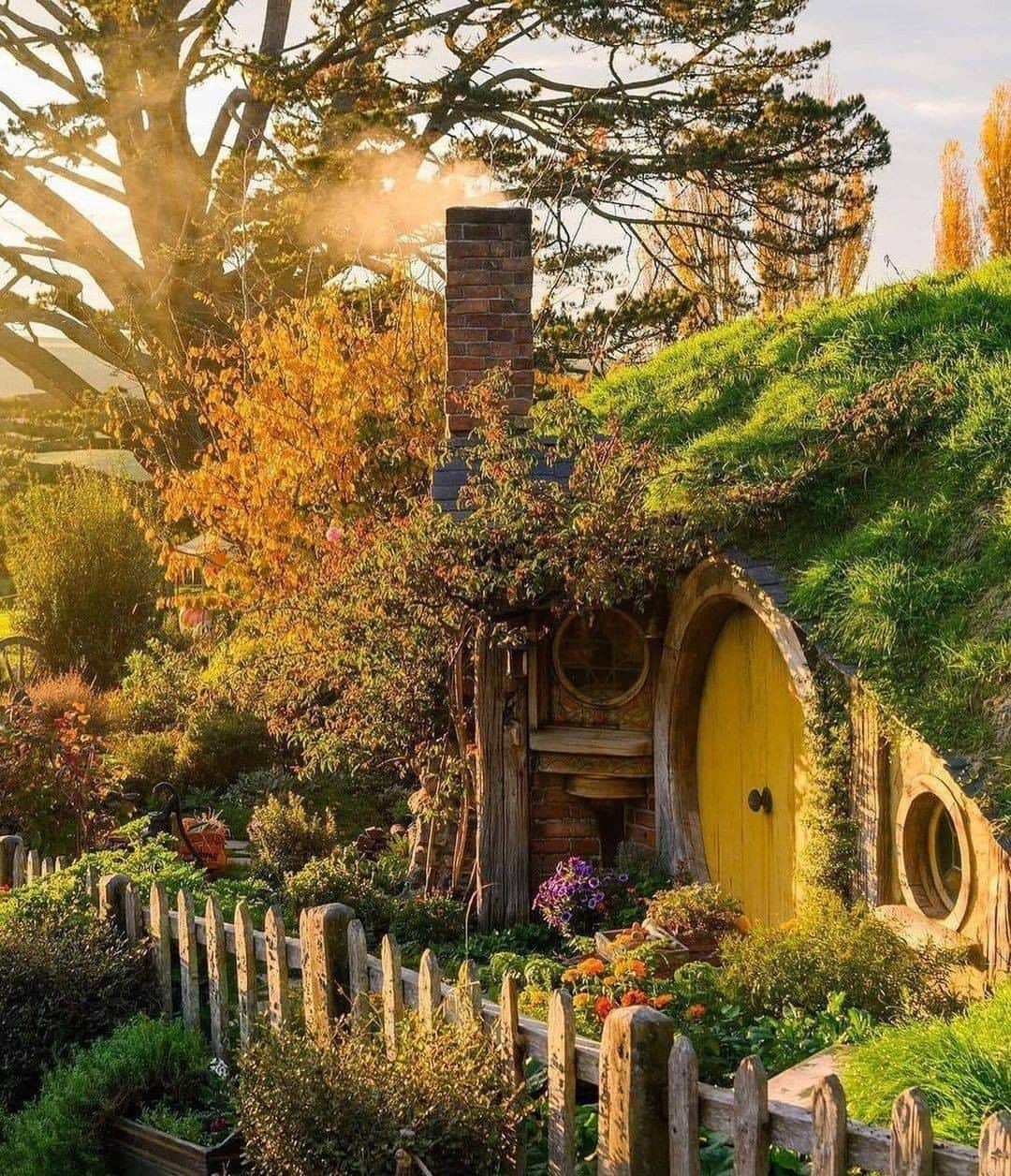 Discover Earthさんのインスタグラム写真 - (Discover EarthInstagram)「How do you feel about living like a hobbit? If you love all things Tolkien-esque, a pilgrimage to New Zealand’s epic Lord of the Rings film sites is an absolute must. Fans of the trilogy will be enthralled by the picturesque landscapes that gave life to Middle Earth, as well as the artistic creations that made this fantasy world even more realistic. The village of Matamata is home of the Hobbiton movie set.  🇳🇿 #discovernewzealand with  @shaun_jeffers  . . . . .  #hobbiton  #hobbit  #lordoftherings  #photography  #bagend  #thelordoftherings  #auckland  #roadtrip  #holiday  #nzmustdo  #travelgram  #hobbithole  #movieset  #northisland  #bilbobaggins  #nature  #tolkien  #hobbitontours  #adventure  #travelphotography  #hobbithouse  #middleearth  #thehobbit  #hobbitonmovieset  #theshire  #matamata  #travel  #newzealand」1月9日 20時00分 - discoverearth