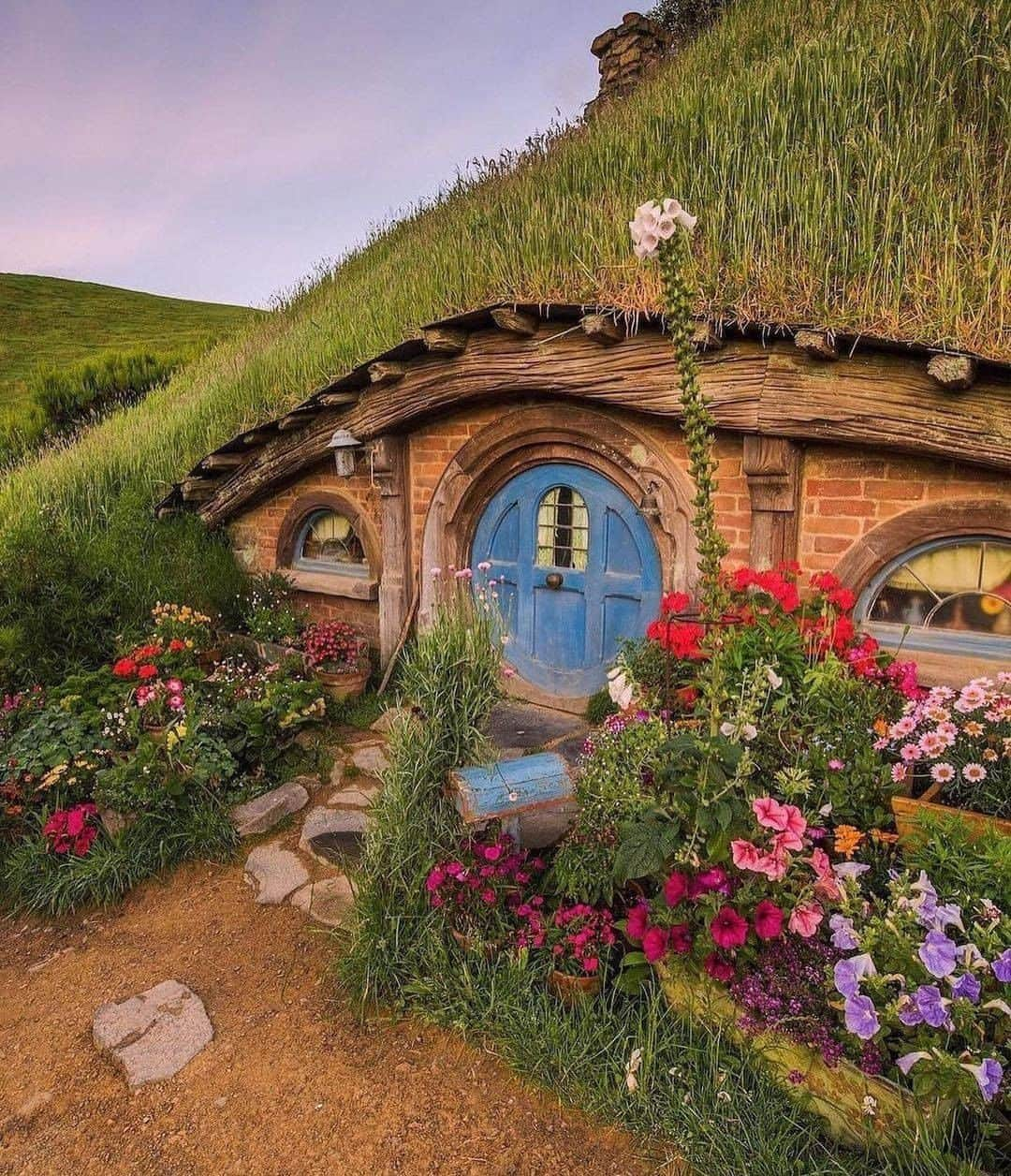 Discover Earthさんのインスタグラム写真 - (Discover EarthInstagram)「How do you feel about living like a hobbit? If you love all things Tolkien-esque, a pilgrimage to New Zealand’s epic Lord of the Rings film sites is an absolute must. Fans of the trilogy will be enthralled by the picturesque landscapes that gave life to Middle Earth, as well as the artistic creations that made this fantasy world even more realistic. The village of Matamata is home of the Hobbiton movie set.  🇳🇿 #discovernewzealand with  @shaun_jeffers  . . . . .  #hobbiton  #hobbit  #lordoftherings  #photography  #bagend  #thelordoftherings  #auckland  #roadtrip  #holiday  #nzmustdo  #travelgram  #hobbithole  #movieset  #northisland  #bilbobaggins  #nature  #tolkien  #hobbitontours  #adventure  #travelphotography  #hobbithouse  #middleearth  #thehobbit  #hobbitonmovieset  #theshire  #matamata  #travel  #newzealand」1月9日 20時00分 - discoverearth