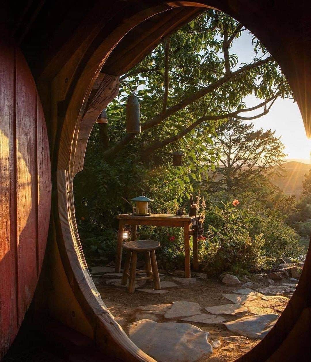 Discover Earthさんのインスタグラム写真 - (Discover EarthInstagram)「How do you feel about living like a hobbit? If you love all things Tolkien-esque, a pilgrimage to New Zealand’s epic Lord of the Rings film sites is an absolute must. Fans of the trilogy will be enthralled by the picturesque landscapes that gave life to Middle Earth, as well as the artistic creations that made this fantasy world even more realistic. The village of Matamata is home of the Hobbiton movie set.  🇳🇿 #discovernewzealand with  @shaun_jeffers  . . . . .  #hobbiton  #hobbit  #lordoftherings  #photography  #bagend  #thelordoftherings  #auckland  #roadtrip  #holiday  #nzmustdo  #travelgram  #hobbithole  #movieset  #northisland  #bilbobaggins  #nature  #tolkien  #hobbitontours  #adventure  #travelphotography  #hobbithouse  #middleearth  #thehobbit  #hobbitonmovieset  #theshire  #matamata  #travel  #newzealand」1月9日 20時00分 - discoverearth