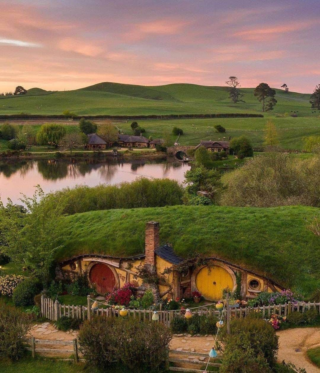 Discover Earthさんのインスタグラム写真 - (Discover EarthInstagram)「How do you feel about living like a hobbit? If you love all things Tolkien-esque, a pilgrimage to New Zealand’s epic Lord of the Rings film sites is an absolute must. Fans of the trilogy will be enthralled by the picturesque landscapes that gave life to Middle Earth, as well as the artistic creations that made this fantasy world even more realistic. The village of Matamata is home of the Hobbiton movie set.  🇳🇿 #discovernewzealand with  @shaun_jeffers  . . . . .  #hobbiton  #hobbit  #lordoftherings  #photography  #bagend  #thelordoftherings  #auckland  #roadtrip  #holiday  #nzmustdo  #travelgram  #hobbithole  #movieset  #northisland  #bilbobaggins  #nature  #tolkien  #hobbitontours  #adventure  #travelphotography  #hobbithouse  #middleearth  #thehobbit  #hobbitonmovieset  #theshire  #matamata  #travel  #newzealand」1月9日 20時00分 - discoverearth