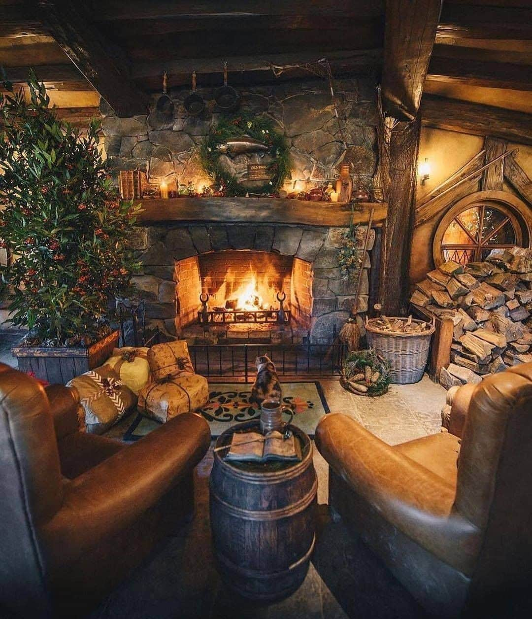 Discover Earthさんのインスタグラム写真 - (Discover EarthInstagram)「How do you feel about living like a hobbit? If you love all things Tolkien-esque, a pilgrimage to New Zealand’s epic Lord of the Rings film sites is an absolute must. Fans of the trilogy will be enthralled by the picturesque landscapes that gave life to Middle Earth, as well as the artistic creations that made this fantasy world even more realistic. The village of Matamata is home of the Hobbiton movie set.  🇳🇿 #discovernewzealand with  @shaun_jeffers  . . . . .  #hobbiton  #hobbit  #lordoftherings  #photography  #bagend  #thelordoftherings  #auckland  #roadtrip  #holiday  #nzmustdo  #travelgram  #hobbithole  #movieset  #northisland  #bilbobaggins  #nature  #tolkien  #hobbitontours  #adventure  #travelphotography  #hobbithouse  #middleearth  #thehobbit  #hobbitonmovieset  #theshire  #matamata  #travel  #newzealand」1月9日 20時00分 - discoverearth