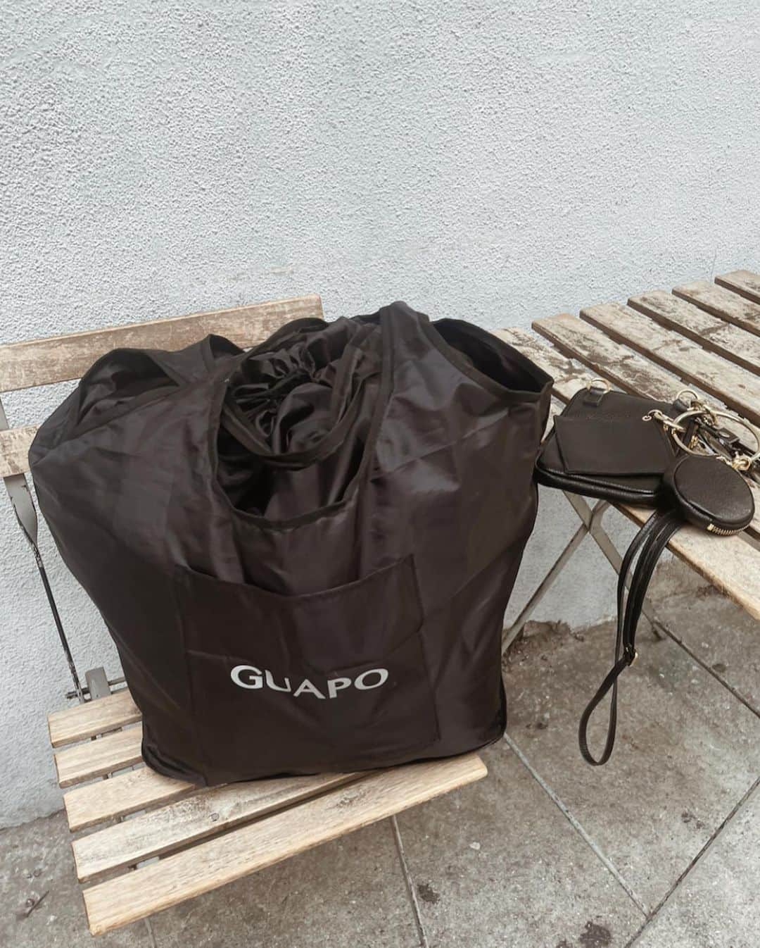 Erikaさんのインスタグラム写真 - (ErikaInstagram)「エコバッグ、 大容量です。  畳める、そして、ロゴのところは スーツケースにも、通せる。 ほんと、 使えるエコバッグ🙌🏻  @guapo_osaka   めちゃくちゃ入ります🤚🏻 スーパーで買いすぎても 余裕💪🏼  ┈┈┈┈┈┈┈┈┈┈  #guapoエコバッグ #guapo #エコバッグ #キャリーオンバッグ #レジカゴバッグ #ショッピングバッグ#ecobag#eco#サステナブル#買い物#買い物バッグ#主婦#主婦の味方 #主婦コーデ #買い物好き #ZARA#ザラコーデ こー#ザラジョ #shoppingday #shoppingbag」1月9日 19時54分 - 911erika