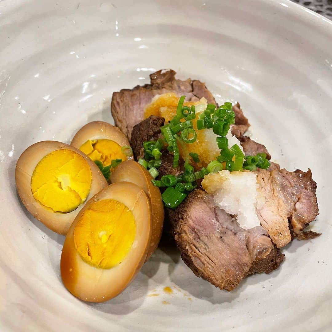 吉田美紀さんのインスタグラム写真 - (吉田美紀Instagram)「・ ・ じっくり作ったチャーシューに煮卵。 ・ 春雨サラダとニラ卵スープ。 居酒屋さん風🏮 ・ すごーく寒くなってきましたね。 皆さん暖かくしてお過ごしくださいね･:*+. ・ #dinner #dinnerathome #mikis_kitchen #チャーシュー #焼豚 #おうちごはん #お家ご飯 #おうち時間 #献立」1月9日 19時55分 - miki__yoshida