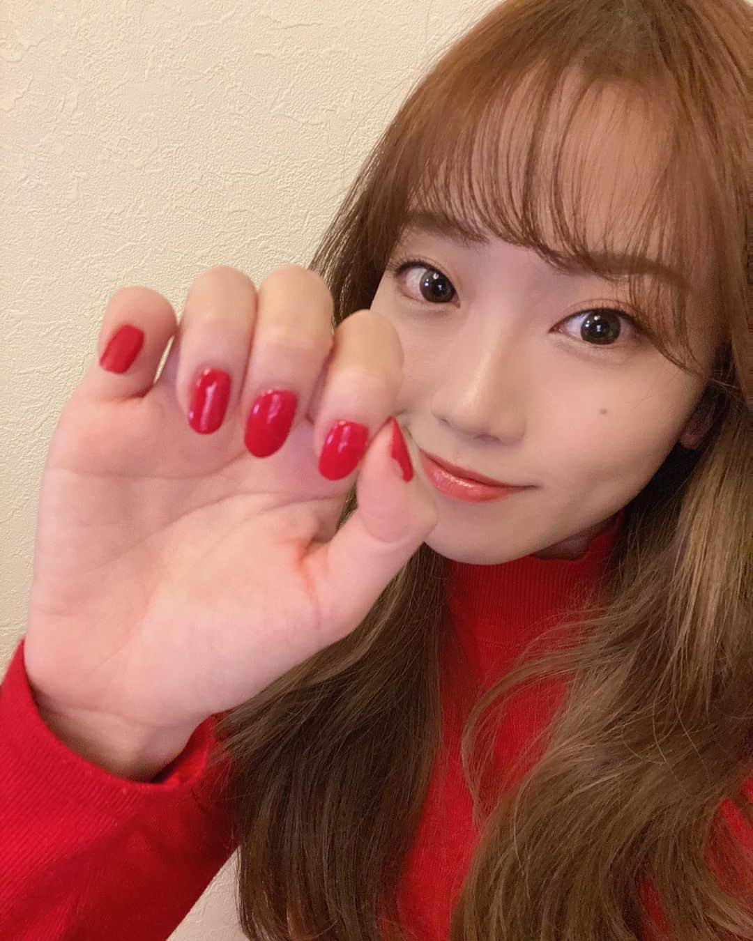 菜々香のインスタグラム：「丑年か。 じゃあ赤いネイルにしよかな。 セルフで自宅でジェルしました。 塗ってすぐに親指とれました。！ 多分、牛に突進されたんやわ。」