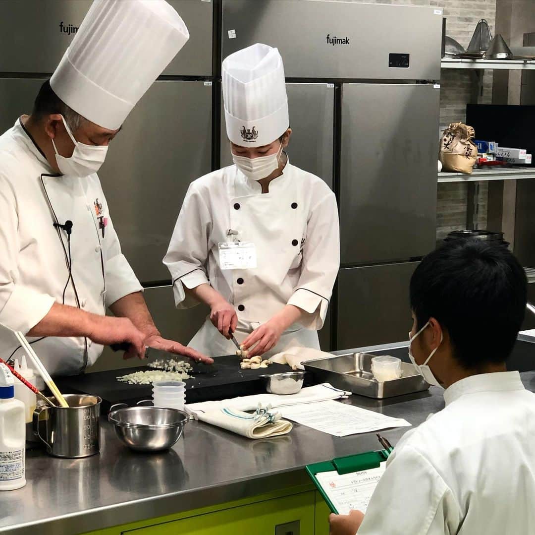 札幌ベルエポック製菓調理専門学校【公式】のインスタグラム：「✨2021年初✨  2021年のオープンキャンパスが スタート😆  1月限定✨お年玉企画✨ 北海道のおいしいを プレゼント📣 必ず当たる大抽選会開催🙌  フード体験はみんな大好き💕 沼田町のトマトピューレ🍅を 使ったオムライス‼️  1月10日(日)も オープンキャンパス開催 ご予約お待ちしております💁‍♀️  #ベルエポック  #おでかけ授業 #特別授業 #業界直結 #プロから学ぶ #本物 #学び #製菓  #調理  #カフェ  #製菓調理専門学校ベルエポック #衛生管理  #食材教育 #札幌ベルエポック製菓調理専門学校 #いろいろな体験と #たくさんの出逢い #可能性が広がる #ベルエポック #学ぶ #身につく #技術 #instagram #新年 #進路選び #オープンキャンパス」