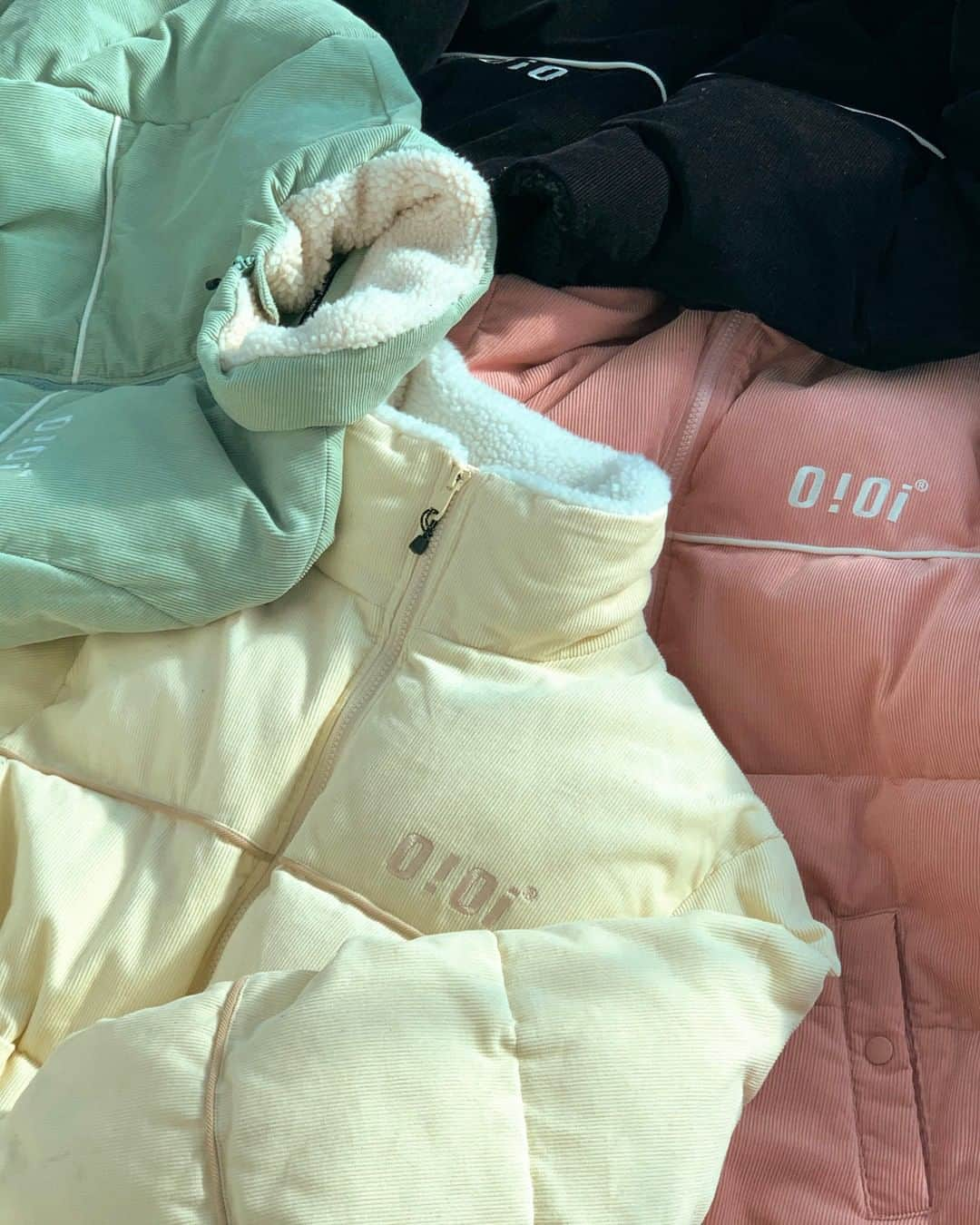 Second Brand Of O!Oiのインスタグラム：「PIPING POINT CORDUROY JACKET [IVORY] [PINK] [BLACK] [MINT]  추운 겨울에는 코듀로이 패딩으로 원마일웨어 코디 완성✨  52-52.co.kr」