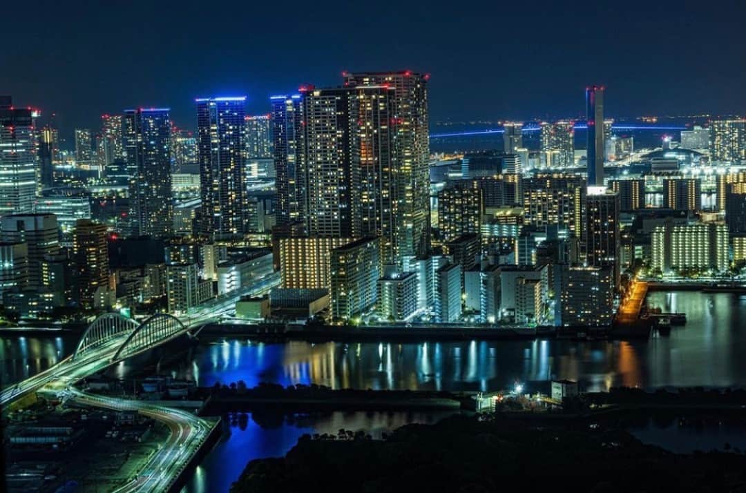 Conrad Tokyoのインスタグラム：「煌びやかな夜景をお部屋から眺めながら、今日1日の出来事をシェアして会話を弾ませてみては。  While watching the gorgeous night view from your room, share your daily stories and let the conversation flow!  By @yoshiyukiminami  Share your own images with us by tagging @conrad_tokyo ————————————————————— #コンラッド東京 #コンラッド #ホテル #汐留 #東京 #新橋 #銀座 #港区 #ホテルステイ  #ステイケーション #GoToキャンペーン #おこもりステイ #ConradTokyo #StayInspired #Shiodome #Shinbashi #staycation #gototravel #hotelstay」