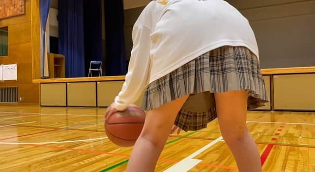 七尾カンナさんのインスタグラム写真 - (七尾カンナInstagram)「. . スカートふわり集🏀 YouTubeの企画でパンチラバスケやってきました！ 良い感じにスカートふわりなって躍動感溢れてない？🙄🤍 ちゃんとした企画の動画と、スカートふわり切り抜き集の動画あります！ 企画の方は3日で13000回再生超えててめちゃめちゃ嬉しいです…🥺💕 切り抜き集は先程upしたのでどちらもご覧下さい😙🤍 . . . . #youtube #バスケ #バスケ女子 #パンチラ #スカート #スカートふわり #フォローミー」1月9日 20時03分 - nanao_kanna