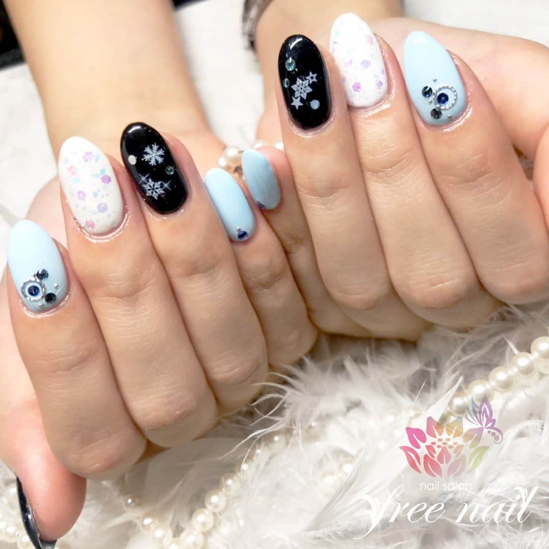 free nail フリーネイルのインスタグラム：「. お客様ネイル💅🏻⛄️ . 雪の結晶ネイル❄️✨ . ▶︎▶︎▶︎スワイプして動画も見てね☝︎🎬✨ . ご来店ありがとうございました🙇🏻‍♀️🙇🏻‍♀️🙇🏻‍♀️💗 . #ネイルアート #ジェルネイル #ネイルサロン #大阪ネイルサロン #ネイルデザイン #ネイルチェンジ #雪の結晶ネイル #ネイルシール #ホログラムネイル #ストーンネイル #ブルーネイル #ホワイトネイル #デザインネイル #トレンドネイル #シンプルネイル #大人ネイル #冬ネイル #winternails #nailsart #nailsdid #美甲 #日式美甲 #日式美甲胶 #日本美甲师 #日本美甲老师 #美甲上课 #日本胶 #フリーネイル #freenail」