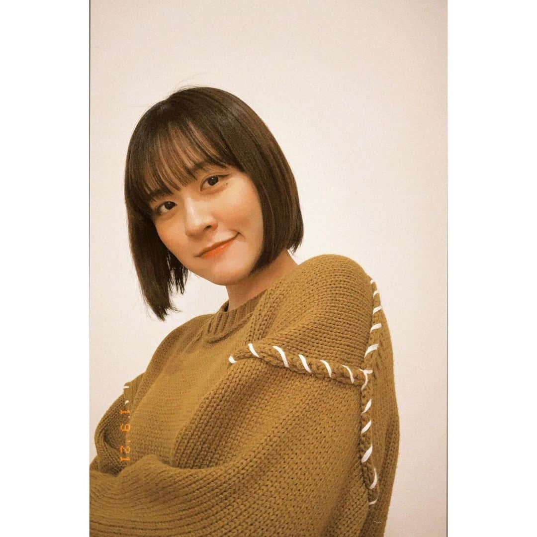 望月萌衣さんのインスタグラム写真 - (望月萌衣Instagram)「🧶﻿ ﻿ ﻿ ﻿ 白ステッチが可愛いnewニット❤︎﻿ (@archives__official ) ﻿ ﻿ ﻿ ﻿ ﻿ 地元愛媛はなんかすっごく寒いらしい❄️(母談)﻿ ﻿ ﻿ 個人的にこの冬はまだ雪を見れてないので(ほぼ家にいるせいもあるけど笑)﻿ ちょっと雪見たさもあります☃️❤︎﻿ ﻿ ﻿ ﻿ ﻿ ﻿ 私のお友達たちは海外に行っている子もいるので、韓国とかイギリスとかの冬をsnsで見せてくれるから少し海外気分を味わってます😌💭﻿ ﻿ ﻿ ﻿ 早く落ち着いていろんなところに行けるようになったらいいなぁ✈︎﻿ ﻿ ﻿ ﻿ ﻿ ﻿ そのために今は多少我慢して、とにかく健康に！﻿ ﻿ ﻿ みなさんもできる限りでお気をつけて😌💭﻿ ﻿ ﻿ ﻿ ﻿ #購入品 #セール #ニット #ニットコーデ #白ステッチ #きょこ #カーキ #ニットトップス #ファッション#いいね返し #女子大生 #ootd #fashion #daily #일상 #오오티디 #데일리룩 #패션 #니트 #니트코디 #카키 #카키브라운 #셀카 #좋아요환영 #촣아요 #촣아요반사 #팔로우환영」1月9日 20時09分 - cq_meim