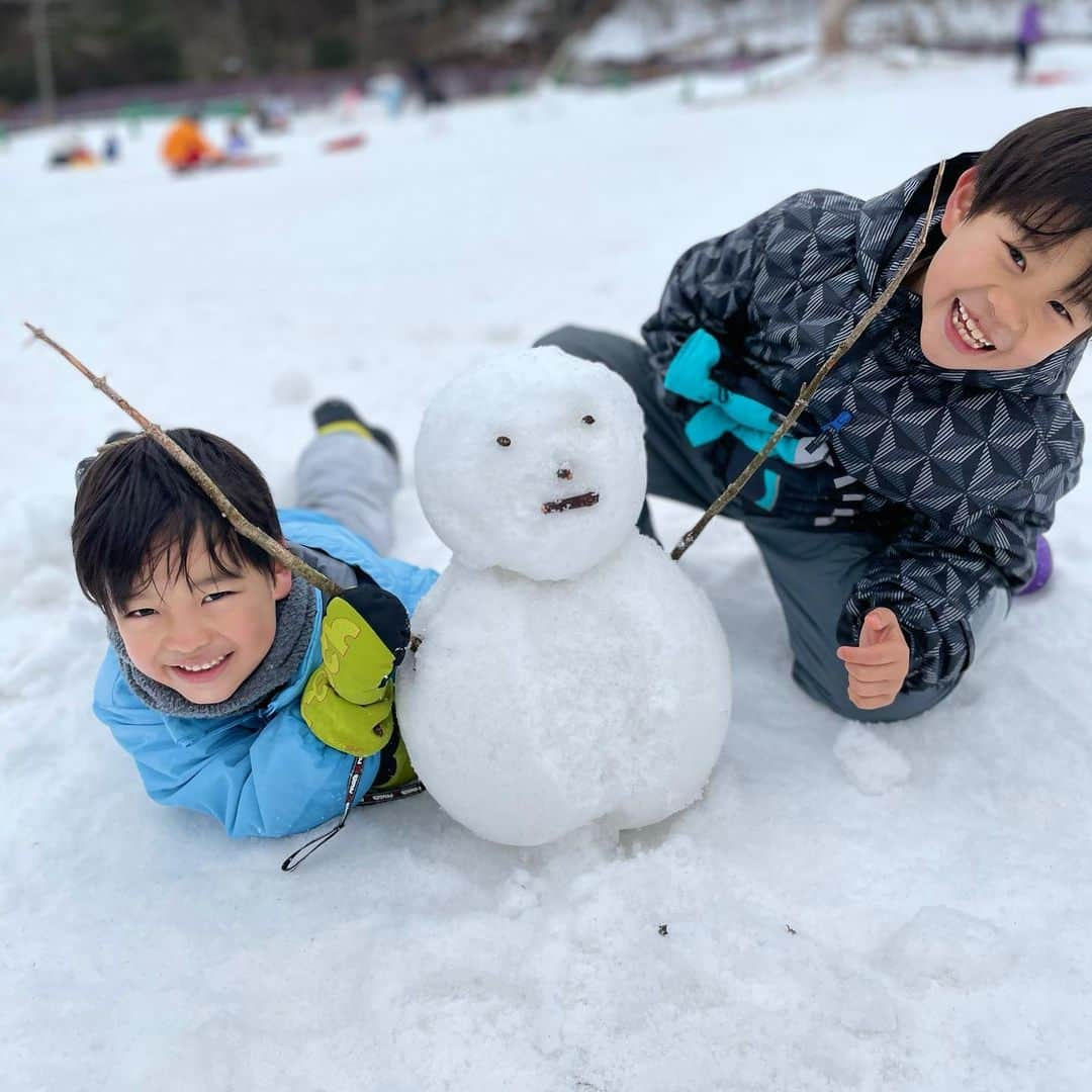 あだち理絵子さんのインスタグラム写真 - (あだち理絵子Instagram)「@rokkosan_snow_park   人も少なくて安心だった。  レストランも割と美味しいんだよね😍  #ソリ遊び #雪遊び #人工雪　だから雪どうしがくっつかなくて #雪ダルマ　が難しい #母必死  ま、男子は潰す方が楽しいらしい😅  来年はスキーさせたいなっ。  なんせ、子供達の笑顔が炸裂  特に次男が #表情豊か #次男あるある   連れてきて良かった。  私のスノーウェアが 20年前　番組で買ってもらったやつ😆😆😆」1月9日 20時04分 - adachi.rieko