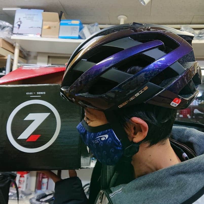 上田藍さんのインスタグラム写真 - (上田藍Instagram)「. It's new.🙌✨  #helmet  #lazer #bullet #genesis  ：：：：：：：：：：  今日はNewヘルメットでバイクライドにいってきました☀️🚲️✨ LAZERのBULLET(赤色)とGENESIS(青紫色)を提供していただいたのですが、新しいアイテムを身につける瞬間はいつもドキドキ胸が高鳴ります🤗💞 大切に愛用させていただきます🌟 ありがとうございます。  皆さんもバイクに乗るときは、頭を守る、命を守るためにも、常にヘルメットの着用を心掛けて下さいね😊 #ヘルメット #オニュー🤭 #LAZER #感謝 #最後の写真で箱が逆さまでスミマセン😓  前回の投稿で、イラストのタンスの上のものはエアコンのリモコンです🤭」1月9日 20時06分 - ai_love_tri