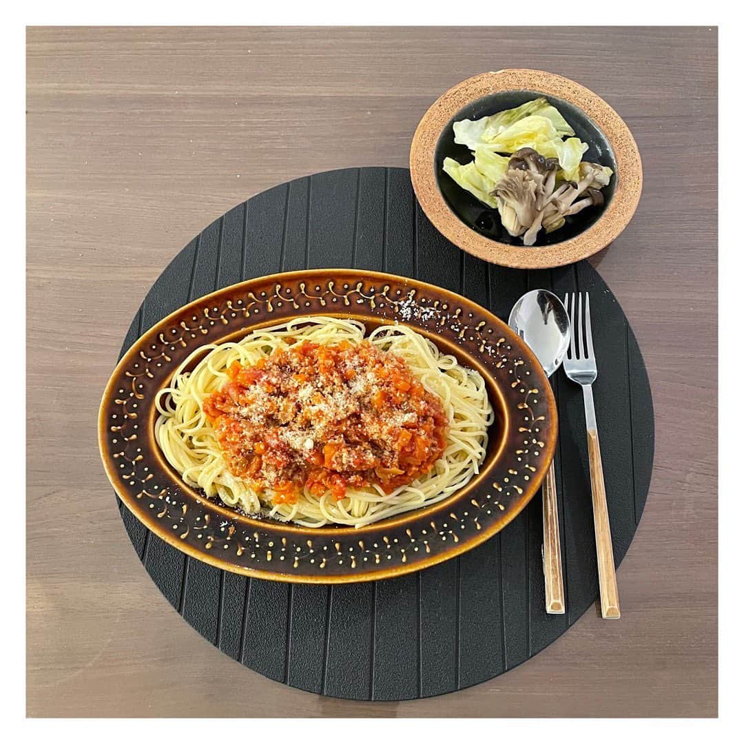 のインスタグラム：「意外かもしれないけれど ラーメンよりパスタの方が、好きです。  ウソじゃない ホントです。 ・・・ #nagimeshi #dinner #foodporn #pasta #おうちごはん #ミートソース #パスタ」