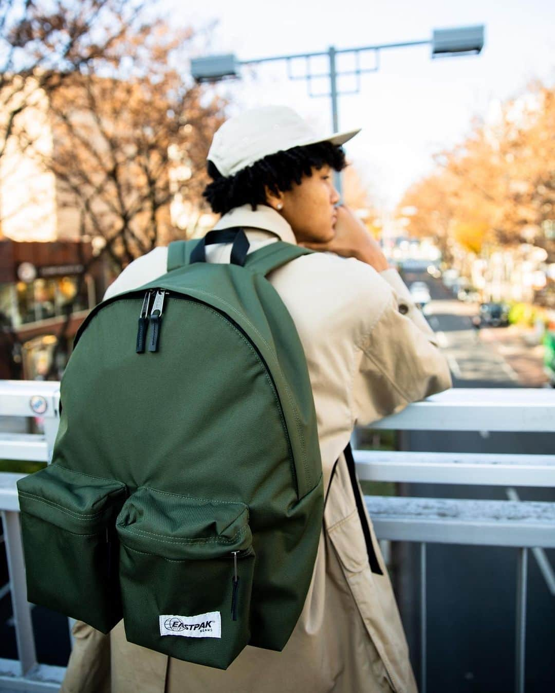 ビームスさんのインスタグラム写真 - (ビームスInstagram)「EASTPAK × BEAMS 『PADDED PAK'R DOUBLE XL SP』  @beams_mens_casual 1976年にアメリカの学生向けに作られた定番の『PADDED PAK'R(パデットパッカ ー)』を前回、BEAMS 40周年で大きいサイズにアップデートし好評を博しました。大きいサイズはそのままに、今回はブランドの名作でもある 『PADDED DOUBL'R(パデットダブル)』に採用されているダブルポケットのディテールを踏襲。シンプルなフォルムで大容量の収納力に優れ、フロントには横並びに2つのポケットを施し用途に合わせて小分けに出来る汎用性が高い仕上がり。さらに、 内側には別注の証しである両社のコラボレーションネームを配するなど特別な仕様 に。都会的なブラックとミリタリーカラーのオリーブで2色展開します。1月8日(金)よりBEAMS各店舗、BEAMS公式オンラインショップにて先行予約をスタート。  商品について詳しくはHPをチェック！ https://www.beams.co.jp/item/beams/bag/11612574210/ @beams_official ストーリーズハイライト "Pick up items"より  #eastpak #builttoresist #paddedpakrdouble  #beams #ビームス #backpack #バックパック #バッグ #bag」1月9日 20時09分 - beams_official