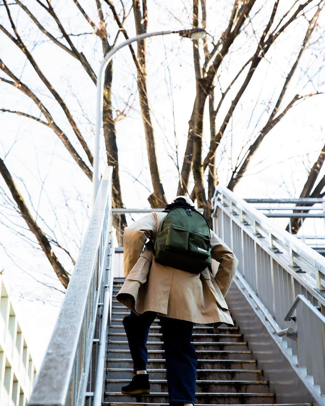 ビームスさんのインスタグラム写真 - (ビームスInstagram)「EASTPAK × BEAMS 『PADDED PAK'R DOUBLE XL SP』  @beams_mens_casual 1976年にアメリカの学生向けに作られた定番の『PADDED PAK'R(パデットパッカ ー)』を前回、BEAMS 40周年で大きいサイズにアップデートし好評を博しました。大きいサイズはそのままに、今回はブランドの名作でもある 『PADDED DOUBL'R(パデットダブル)』に採用されているダブルポケットのディテールを踏襲。シンプルなフォルムで大容量の収納力に優れ、フロントには横並びに2つのポケットを施し用途に合わせて小分けに出来る汎用性が高い仕上がり。さらに、 内側には別注の証しである両社のコラボレーションネームを配するなど特別な仕様 に。都会的なブラックとミリタリーカラーのオリーブで2色展開します。1月8日(金)よりBEAMS各店舗、BEAMS公式オンラインショップにて先行予約をスタート。  商品について詳しくはHPをチェック！ https://www.beams.co.jp/item/beams/bag/11612574210/ @beams_official ストーリーズハイライト "Pick up items"より  #eastpak #builttoresist #paddedpakrdouble  #beams #ビームス #backpack #バックパック #バッグ #bag」1月9日 20時09分 - beams_official