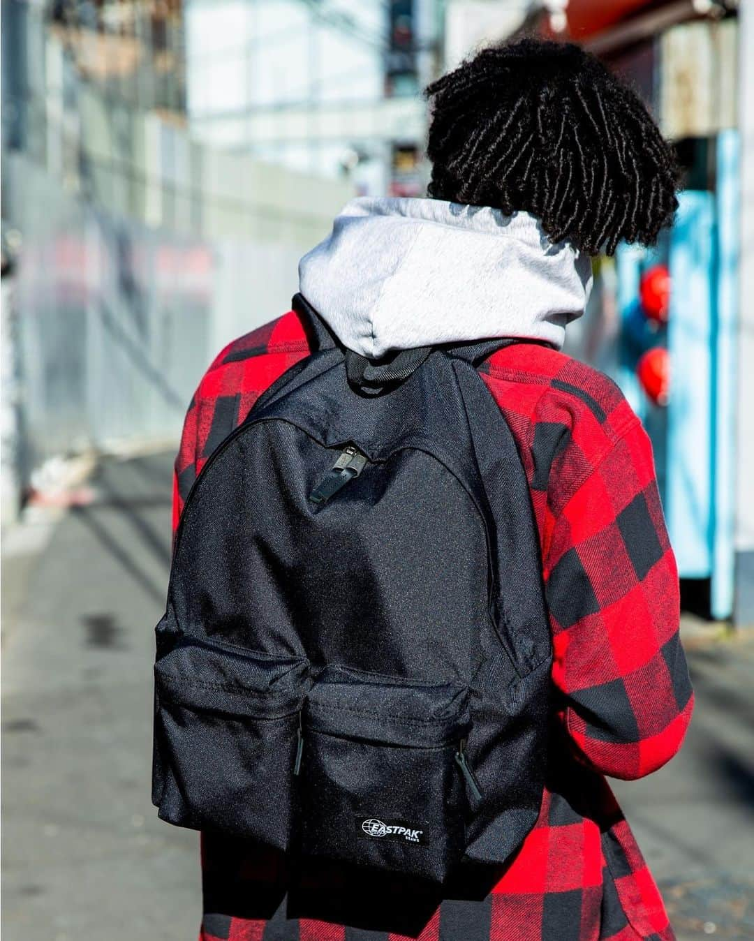 ビームスさんのインスタグラム写真 - (ビームスInstagram)「EASTPAK × BEAMS 『PADDED PAK'R DOUBLE XL SP』  @beams_mens_casual 1976年にアメリカの学生向けに作られた定番の『PADDED PAK'R(パデットパッカ ー)』を前回、BEAMS 40周年で大きいサイズにアップデートし好評を博しました。大きいサイズはそのままに、今回はブランドの名作でもある 『PADDED DOUBL'R(パデットダブル)』に採用されているダブルポケットのディテールを踏襲。シンプルなフォルムで大容量の収納力に優れ、フロントには横並びに2つのポケットを施し用途に合わせて小分けに出来る汎用性が高い仕上がり。さらに、 内側には別注の証しである両社のコラボレーションネームを配するなど特別な仕様 に。都会的なブラックとミリタリーカラーのオリーブで2色展開します。1月8日(金)よりBEAMS各店舗、BEAMS公式オンラインショップにて先行予約をスタート。  商品について詳しくはHPをチェック！ https://www.beams.co.jp/item/beams/bag/11612574210/ @beams_official ストーリーズハイライト "Pick up items"より  #eastpak #builttoresist #paddedpakrdouble  #beams #ビームス #backpack #バックパック #バッグ #bag」1月9日 20時09分 - beams_official