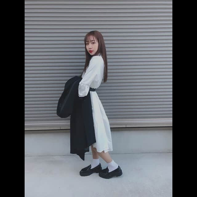 日高優月さんのインスタグラム写真 - (日高優月Instagram)「☺︎☺︎☺︎ . . 白のシャツワンピは王道でかわいいね 袖のリボンもかわいいね あとね前と後ろで長さが違うんだよ そこもかわいいね 次の投稿とどっちが好きですか〜〜？ . . #私服 #シャツワンピ #シャツワンピース #ロングコート#アイラドール #着まわしコーデ #モノトーンコーデ #風強い」1月9日 20時11分 - yuzukihidaka_0401