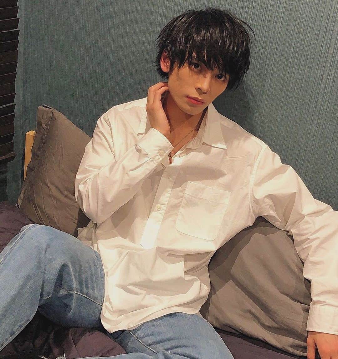 岡田隆之介のインスタグラム：「いつもと違う感じ！！出してみた😂 . . . . . . .  #instagood #instalike #like4like #like #ootd #ootn #followme   #モデル #サロモ #サロンモデル #メンズファッション #ファッション #お洒落さんと繋がりたい #韓国好きな人と繋がりたい #ファインダー越しの私の世界 #フォロミー  #いいねした人で気になった人フォロー #黒髪 #マッシュ男子 #雰囲気好きな人いいね #雰囲気推してください  #いいね返し #アイドル」