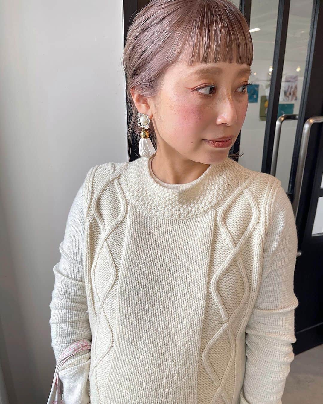 sakincho1028のインスタグラム：「ブリーチ必須のラベンダベージュ🙉﻿ 色が抜けていく時も可愛いです✌🏻💛﻿ #sakinchohair #hairarrange#hair#arrange#hairset#ヘアアレンジ#アレンジ#ヘアセット#豊橋#美容室#ヘアメイク#出張ヘアメイク#ブライダルヘア#ハイトーン#カラー#ベージュ」