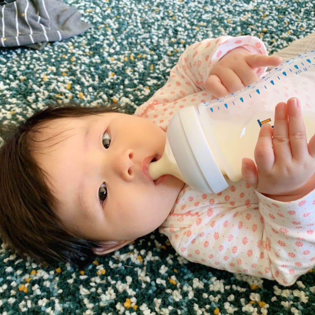 エリナ シルカのインスタグラム：「See this cute baby? She hates taking a bottle no matter what position, no matter what type of bottle 🙄🍼 未だに哺乳瓶拒否のるーちゃん。色んなポジション試してみて、哺乳瓶や乳首のタイプも試したし、誰があげるかも変えてみたけど、 ぜーんぶダメ🙄 いいんだけどさ。今コロナだし、長時間出かけることもあまりないだろうからいいんだけどさ、私は諦めなーい！！！！笑 10回に一回は飲んでくれる時もあるから完全にるーのやる気次第だと思ってる😂😂」
