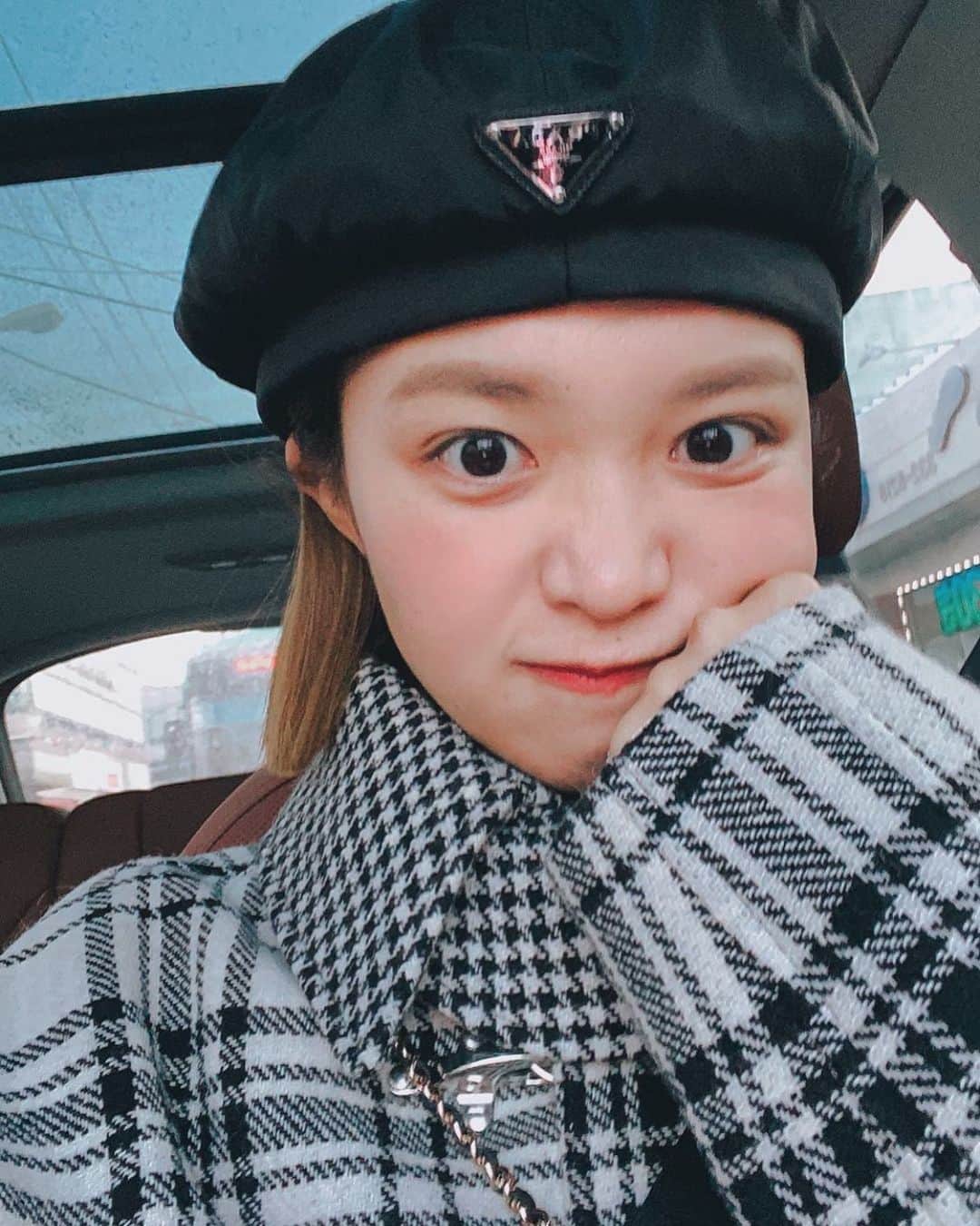 キム・ダヘのインスタグラム：「오늘의 TMI 오랜만에 화장하고 꾸미고 백화점을 가는데 꾸며도 얼굴ㅇㅣ 너무 구려서 우울해하고 있었음 ( 진짜 평소에 거울보면 임꺽정같음 ㅜ ) 나빼고 다른 임산부들은 자기관리잘하고 잘 꾸미는거같은데 나만 안씻고 누워있는 느낌...  오빠가 갑자기 약속하나만 하자길래 먼데? 율무마킹하면혼내기? 쓸데없는거사지말기?? 하니까 일단 약속하라해서 했더니 앞으로 까꿍이 나올때까지 자기 외모비판하지않기 라고해서 갑자기 울컥해서 개울음ㅋ」