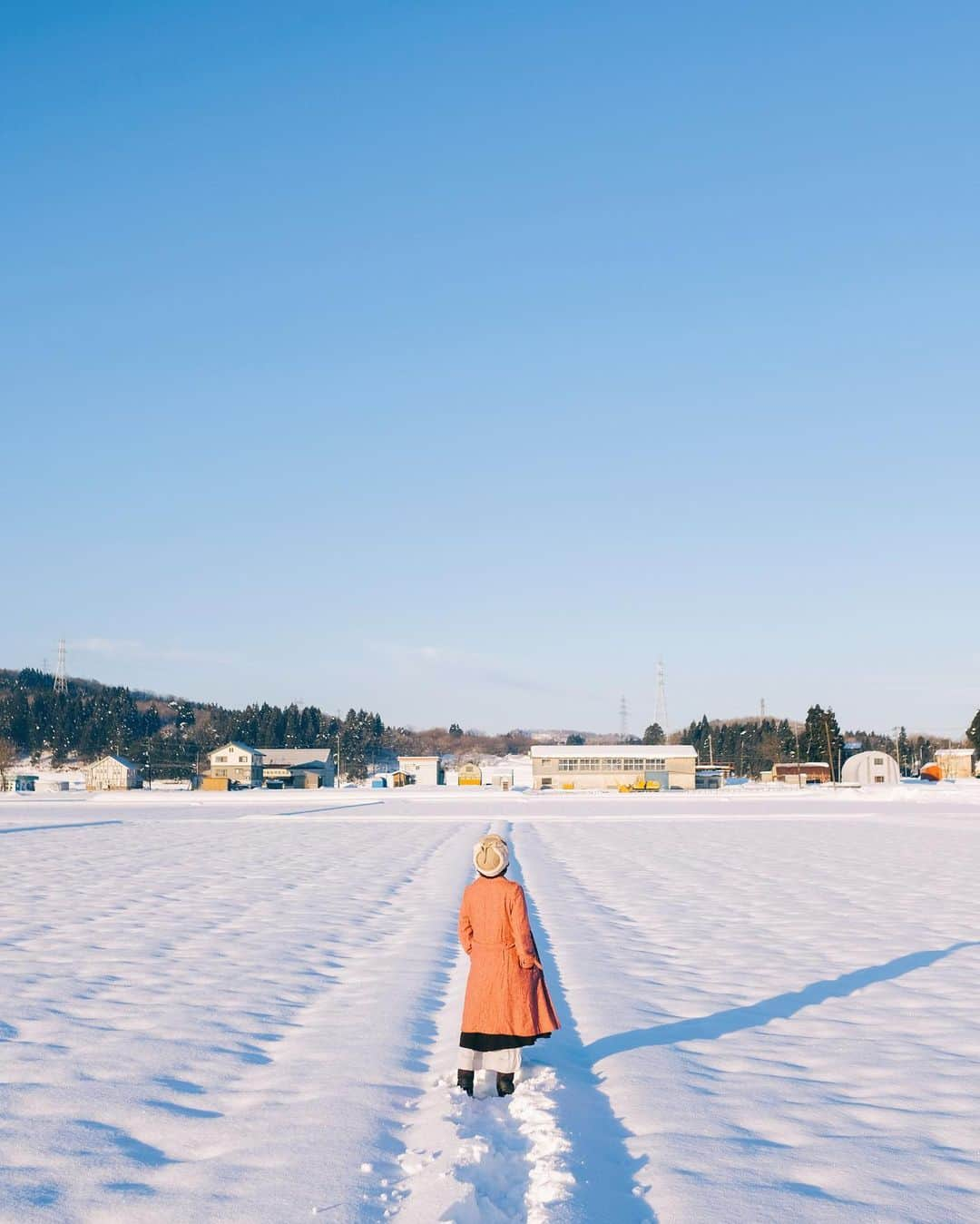 TAKI Modのインスタグラム：「. . snow . . 久しぶりに俺の身長(173)くらいの雪かべが家の前に出来ました❄ . . . 【location : Niigata , Japan 】 . . follow☞@team_jp tag ☞#team_jp_ ←最後の_忘れず . . XPRO2 / XF23mm F1.4 . .  #portrait#ポートレート  #RECO_ig  #igersjp#IG_phos #写真好きな人と繋がりたい#その瞬間に物語を#スクリーンに恋して#genic_japan  #pasha_magazine @FUJIFILMjp_x  @FUJIFILM_xseries」