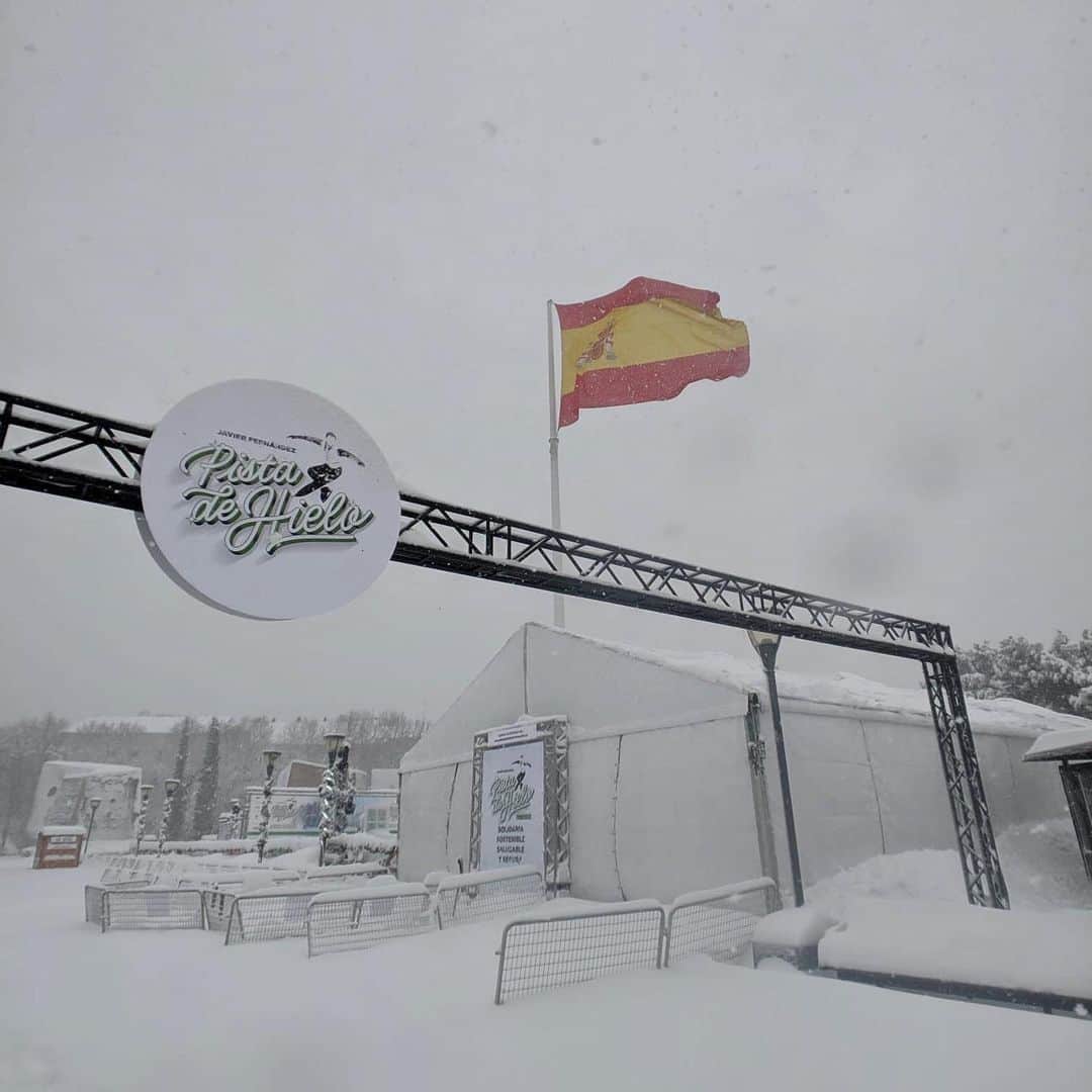 ハビエル・フェルナンデスさんのインスタグラム写真 - (ハビエル・フェルナンデスInstagram)「❄️ Snow day ☃️ #Madrid」1月9日 20時18分 - javierfernandezskater