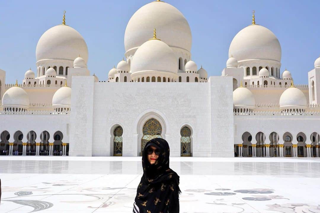 平田薫さんのインスタグラム写真 - (平田薫Instagram)「ご飯ばっかりなので、何かないかなぁと思っていたら下書きに入れて投稿していなかった、思い出写真を発見。 綺麗だなぁ。  #Dubai#AbūDhabī#sheikhzayedgrandmosque  #思い出#旅したいね#✈️」1月9日 20時19分 - hiratakaoru1215