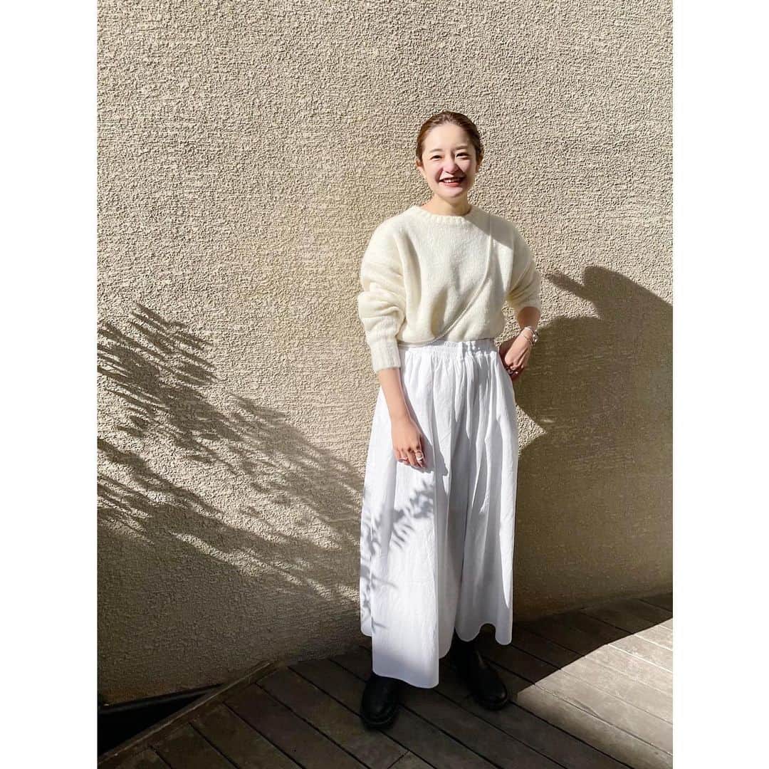 川島幸恵さんのインスタグラム写真 - (川島幸恵Instagram)「🤍🤍🤍﻿ ﻿ ﻿ #SHENERY_official﻿ #knit #SHENERY﻿ #skirt #cos﻿ #necklace #pearlnecklace﻿ #bangls #harpo﻿ #boots #apc﻿ #white﻿ #fashion #styling」1月9日 20時19分 - sachie118
