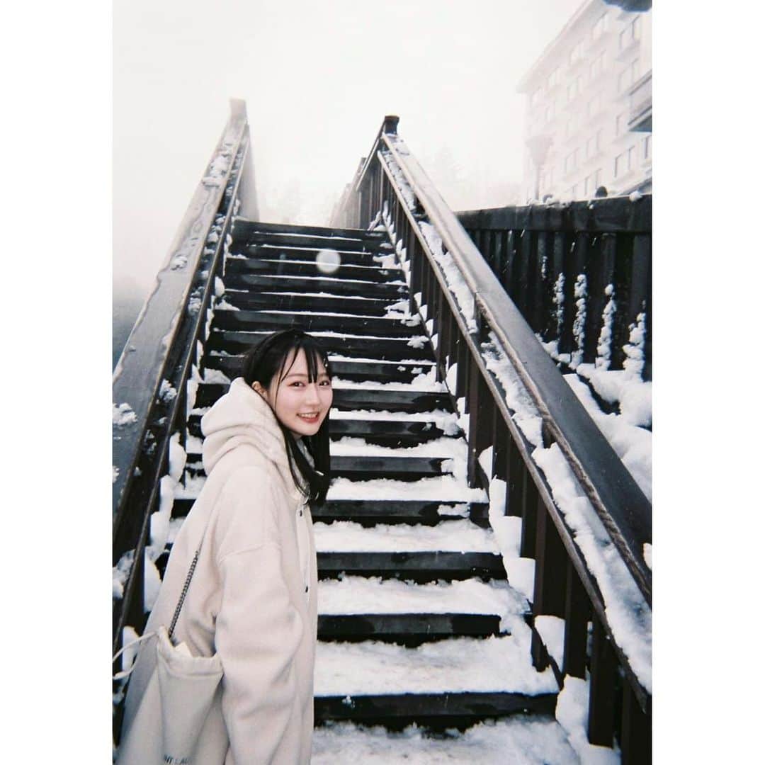 越智ゆらの（ゆらゆら）さんのインスタグラム写真 - (越智ゆらの（ゆらゆら）Instagram)「現像してきた🎞♨︎  #草津 #湯畑 #雪  撮: @asuka_kawazu  （写真の時だけマスク外してます）」1月9日 20時19分 - yula1018
