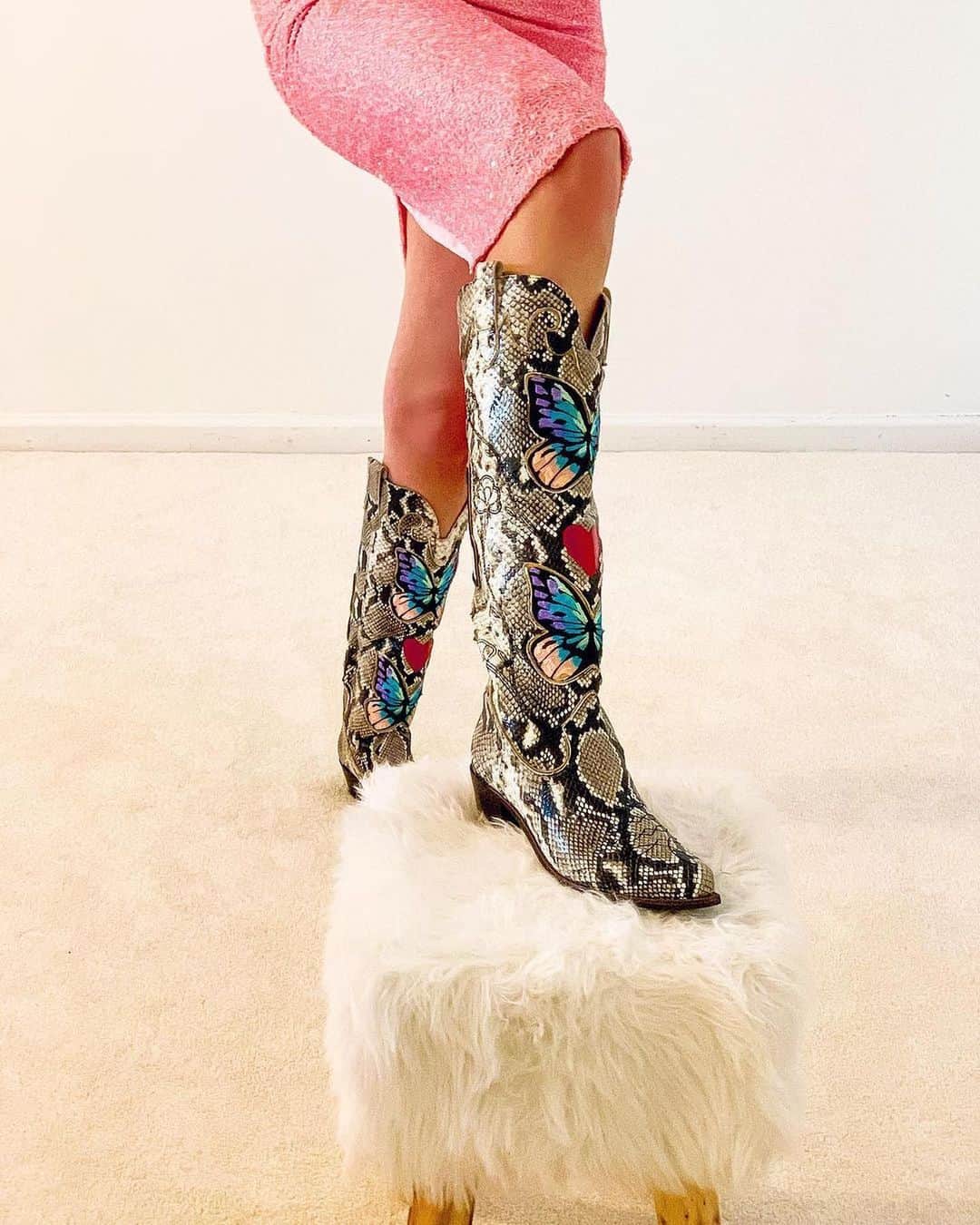 SOPHIA WEBSTERさんのインスタグラム写真 - (SOPHIA WEBSTERInstagram)「New boots 🤝 At home photo shoot.⁣⁣ ⁣⁣ 📸 The gorgeous @cvazzana is here to bless your TL in our 'Shelby' knee high boots.👢🦋♥️⁣⁣ ⁣⁣ #SophiaWebster #SophiaWebsterBoots⁣⁣」1月9日 20時27分 - sophiawebster