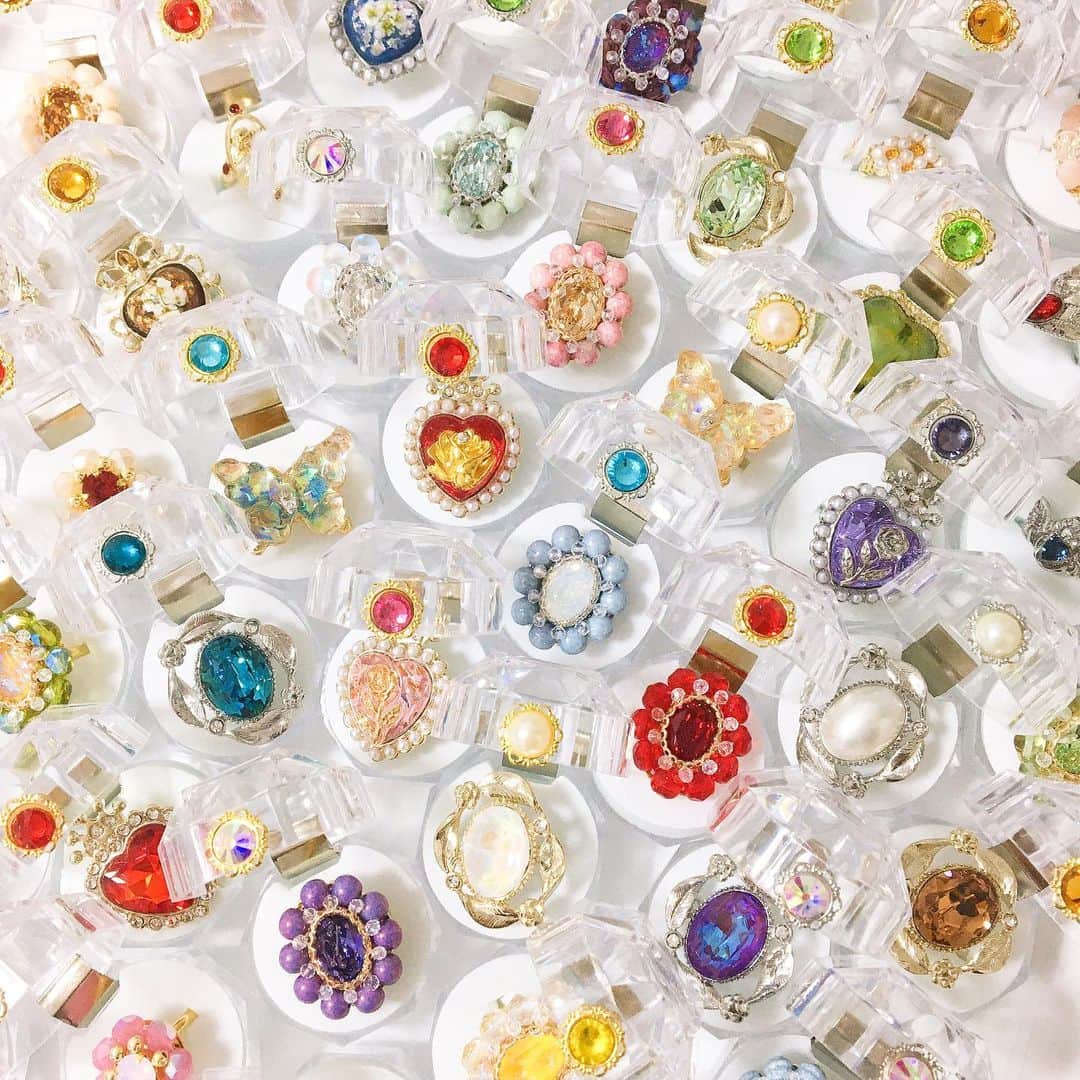 Fukiko-マルベリコさんのインスタグラム写真 - (Fukiko-マルベリコInstagram)「発送待ちのリングたち💍  一つ一つリングにあった色合いのビジューを貼り付けた、コロンとしたケースです！  マルベリコのリングは、手につけていなくても、可愛く置いて飾れるように、全てケース付きで発送しております😊🌷  【🌼1月新作再販売日のお知らせ🌼】  1月16日(土)22:00~ 1月30日(土)22:00~ の2回を予定しております。  ミンネにて好評でしたリングの再販、ビーズリングの新作販売などをおこないます😌 今月もよろしくお願いいたします！👭🙇‍♂️  マルベリコ　ふきこ・さきこ  ㅤㅤㅤㅤㅤㅤㅤㅤㅤㅤㅤ ㅤㅤㅤㅤㅤㅤㅤㅤㅤㅤㅤㅤㅤ ㅤㅤㅤㅤㅤㅤㅤㅤㅤㅤㅤㅤㅤ  #ハンドメイド  #指輪  #リング  #アクセサリー  #ミンネ  #ハンドメイドリング  #ビーズリング #フラワーリング #ビーズアクセサリー 　#マルベリコ #リングケース」1月9日 20時27分 - palpitation03